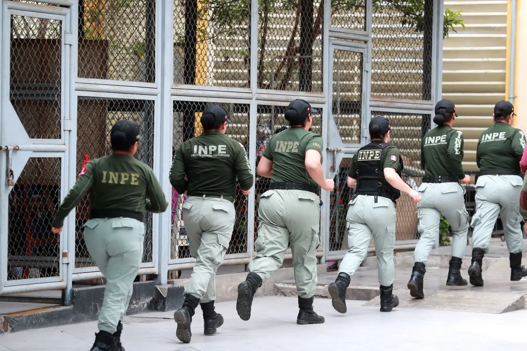 Operativo de requisa en el Penal de Mujeres de Chorrillos. 
Con el objetivo de luchar contra las extorsiones y el crimen organizado, el titular del INPE, Iván Paredes Yataco dispuso de un operativo de requisa en el penal Mujeres Chorrillos. Agentes penitenciarios recorrieron diversos pabellones en busca de objetos y sustancias prohibidas. Lo acompaña la viceministra de Justicia, Shady Valdez Tejada. 
Foto : ANDINA : Lino Chipana Obregón.
