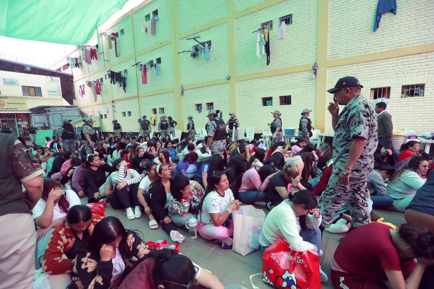 Operativo de requisa en el Penal de Mujeres de Chorrillos. 
Con el objetivo de luchar contra las extorsiones y el crimen organizado, el titular del INPE, Iván Paredes Yataco dispuso de un operativo de requisa en el penal Mujeres Chorrillos. Agentes penitenciarios recorrieron diversos pabellones en busca de objetos y sustancias prohibidas. Lo acompaña la viceministra de Justicia, Shady Valdez Tejada. 
Foto : ANDINA : Lino Chipana Obregón.