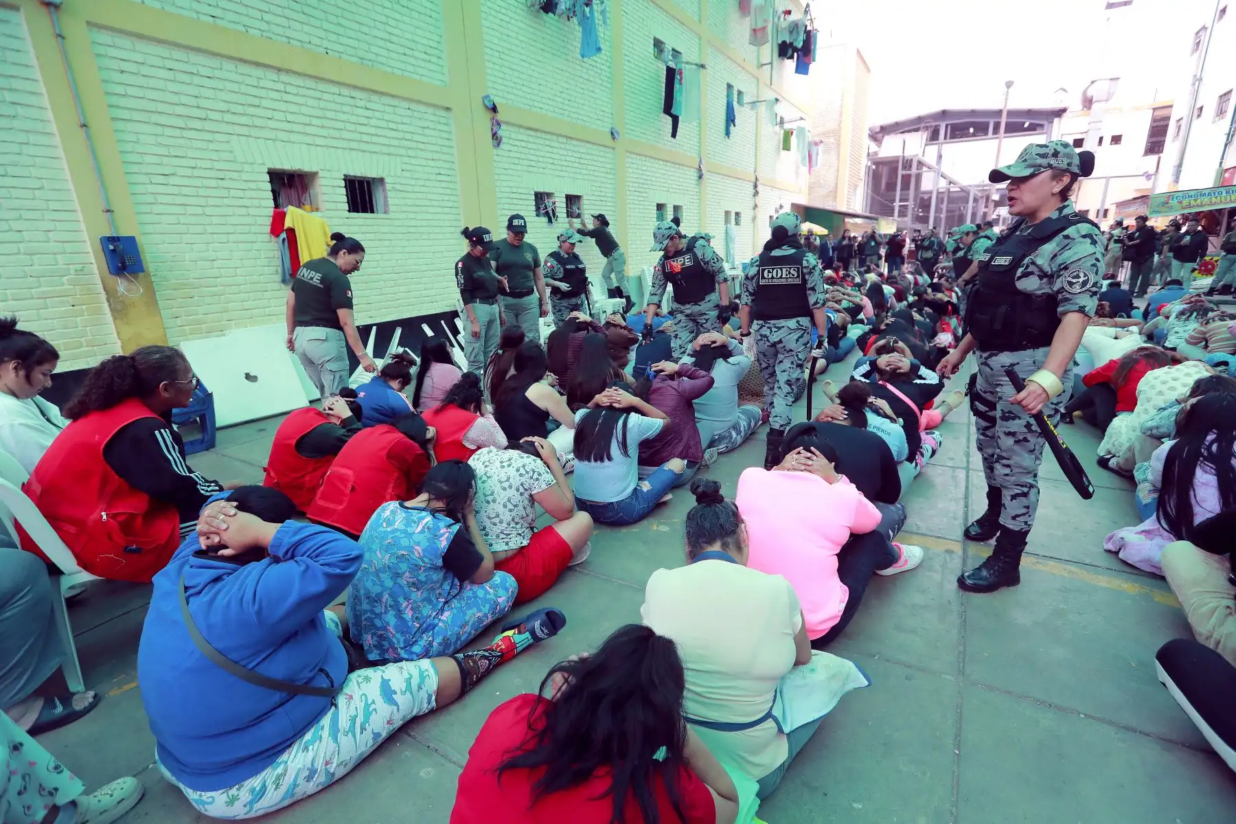 Operativo de requisa en el Penal de Mujeres de Chorrillos. 
Con el objetivo de luchar contra las extorsiones y el crimen organizado, el titular del INPE, Iván Paredes Yataco dispuso de un operativo de requisa en el penal Mujeres Chorrillos. Agentes penitenciarios recorrieron diversos pabellones en busca de objetos y sustancias prohibidas. Lo acompaña la viceministra de Justicia, Shady Valdez Tejada. 
Foto : ANDINA : Lino Chipana Obregón.