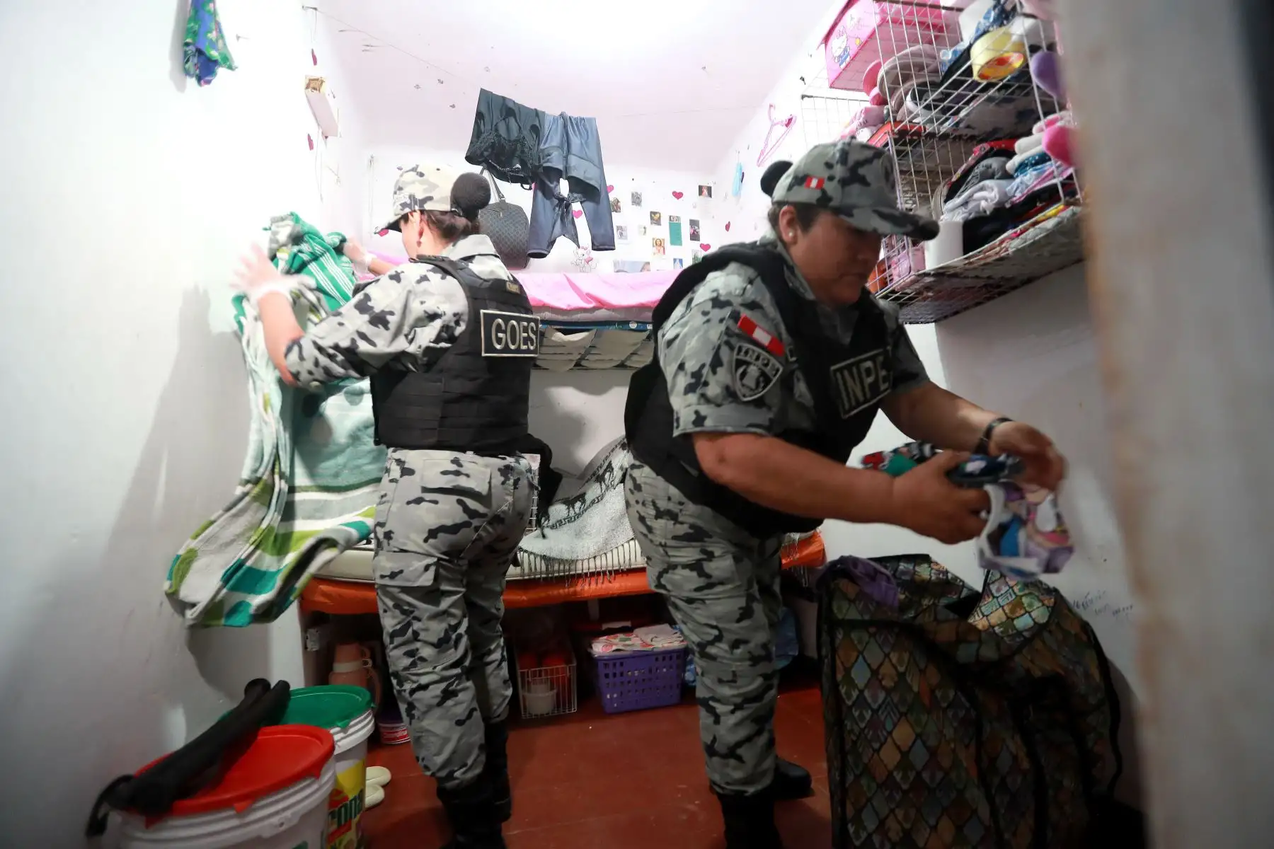 Operativo de requisa en el Penal de Mujeres de Chorrillos. 
Con el objetivo de luchar contra las extorsiones y el crimen organizado, el titular del INPE, Iván Paredes Yataco dispuso de un operativo de requisa en el penal Mujeres Chorrillos. Agentes penitenciarios recorrieron diversos pabellones en busca de objetos y sustancias prohibidas. Lo acompaña la viceministra de Justicia, Shady Valdez Tejada. 
Foto : ANDINA : Lino Chipana Obregón.