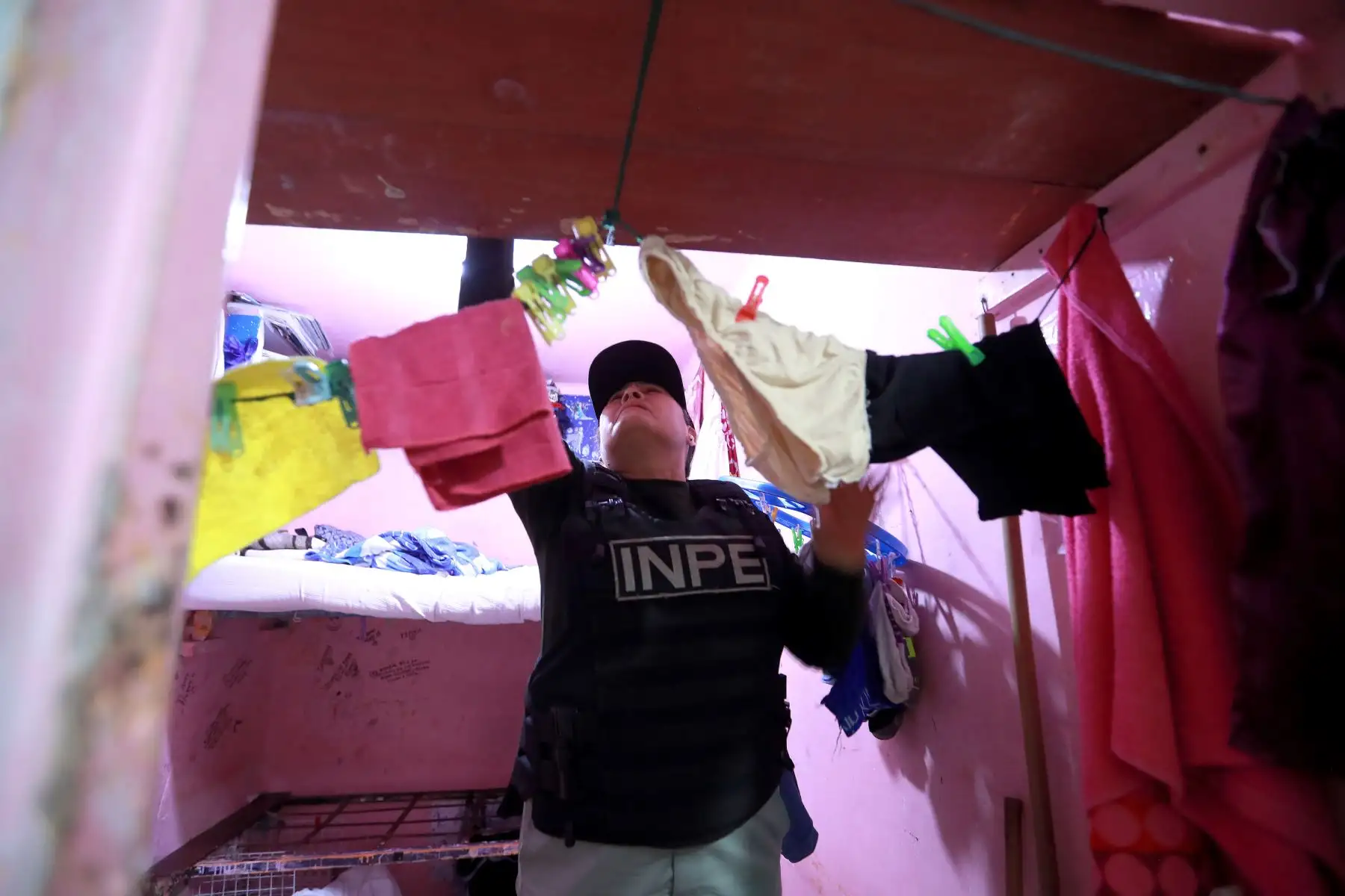 Operativo de requisa en el Penal de Mujeres de Chorrillos. 
Con el objetivo de luchar contra las extorsiones y el crimen organizado, el titular del INPE, Iván Paredes Yataco dispuso de un operativo de requisa en el penal Mujeres Chorrillos. Agentes penitenciarios recorrieron diversos pabellones en busca de objetos y sustancias prohibidas. Lo acompaña la viceministra de Justicia, Shady Valdez Tejada. 
Foto : ANDINA : Lino Chipana Obregón.