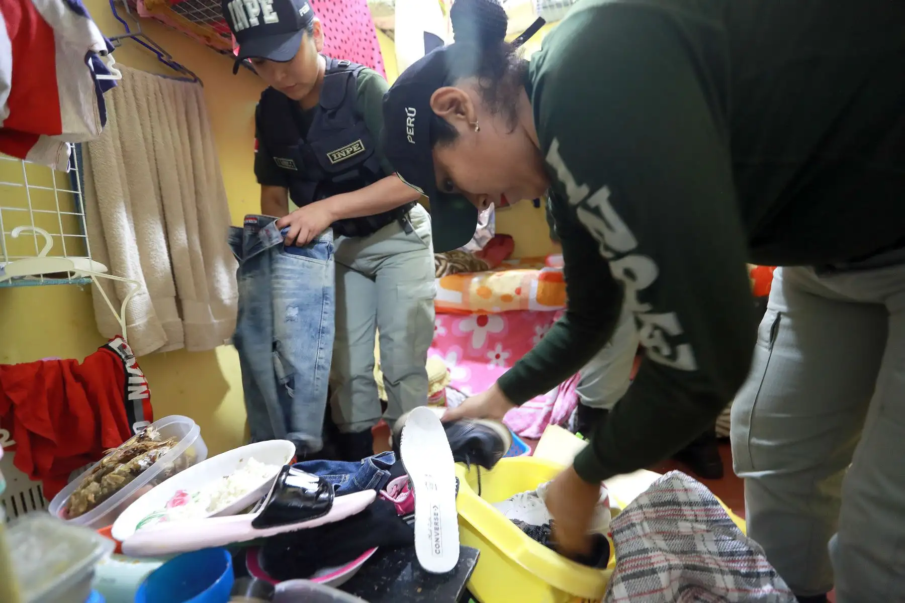 Operativo de requisa en el Penal de Mujeres de Chorrillos. 
Con el objetivo de luchar contra las extorsiones y el crimen organizado, el titular del INPE, Iván Paredes Yataco dispuso de un operativo de requisa en el penal Mujeres Chorrillos. Agentes penitenciarios recorrieron diversos pabellones en busca de objetos y sustancias prohibidas. Lo acompaña la viceministra de Justicia, Shady Valdez Tejada. 
Foto : ANDINA : Lino Chipana Obregón.