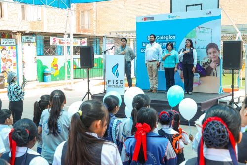Viceministra de Hidrocarburos, Iris Cárdenas, encabezó la ceremonia de reconocimiento al colegio Nro. 860 que cuenta con servicio de gas natural mediante el programa Bonogas. Foto: Cortesía.