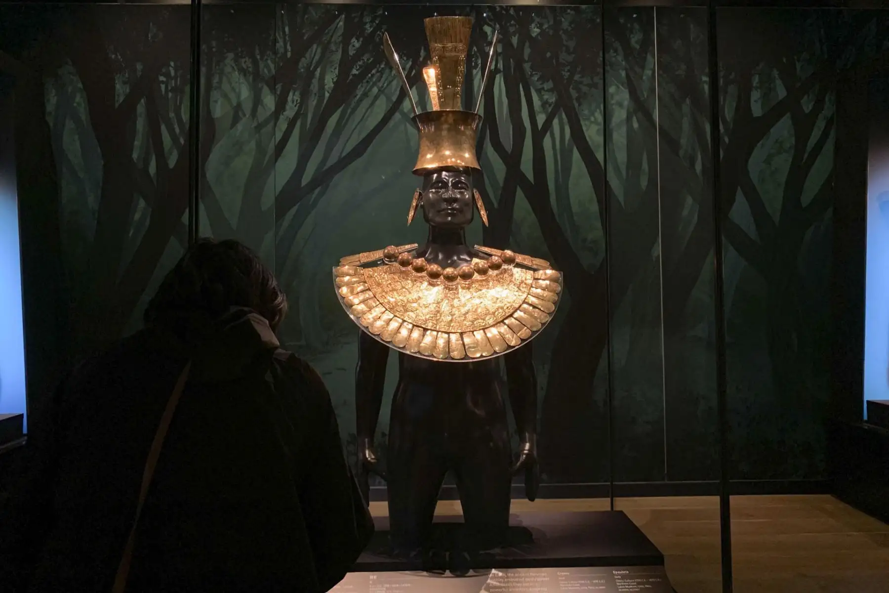 Tokio acoge desde este sábado la exposición itinerante “Machu Picchu y los Imperios Dorados del Perú”, que llega por primera vez a Asia y reúne más de 130 piezas del Museo Larco. La muestra ofrece un recorrido inmersivo de 3.000 años de historia andina mediante tecnología VR, sonido e imagen, permitiendo “sobrevolar” la ciudadela inca captada con drones en 2020. Abierta hasta el 1 de marzo de 2026 en el Mori Arts Center Gallery. Foto: EFE