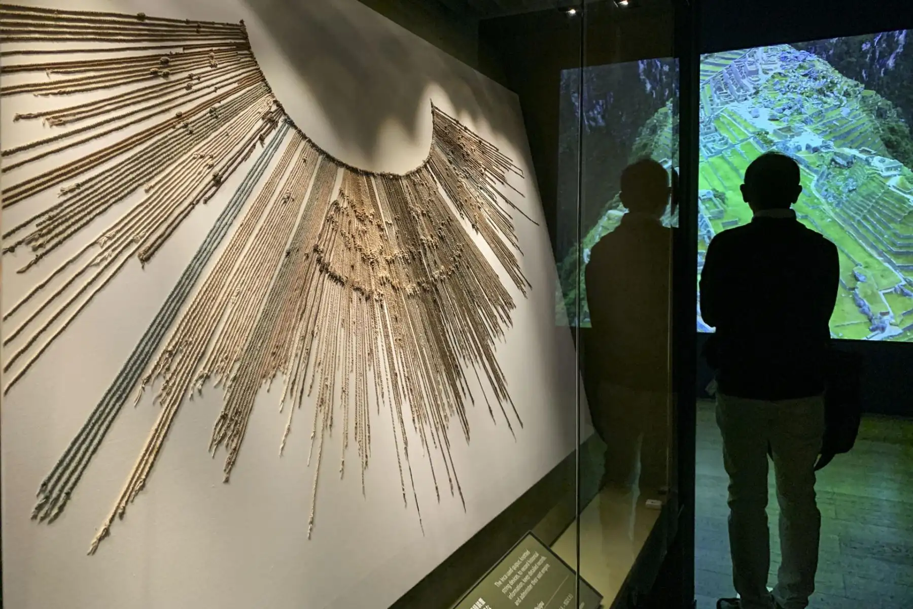 Tokio acoge desde este sábado la exposición itinerante “Machu Picchu y los Imperios Dorados del Perú”, que llega por primera vez a Asia y reúne más de 130 piezas del Museo Larco. La muestra ofrece un recorrido inmersivo de 3.000 años de historia andina mediante tecnología VR, sonido e imagen, permitiendo “sobrevolar” la ciudadela inca captada con drones en 2020. Abierta hasta el 1 de marzo de 2026 en el Mori Arts Center Gallery. Foto: EFE