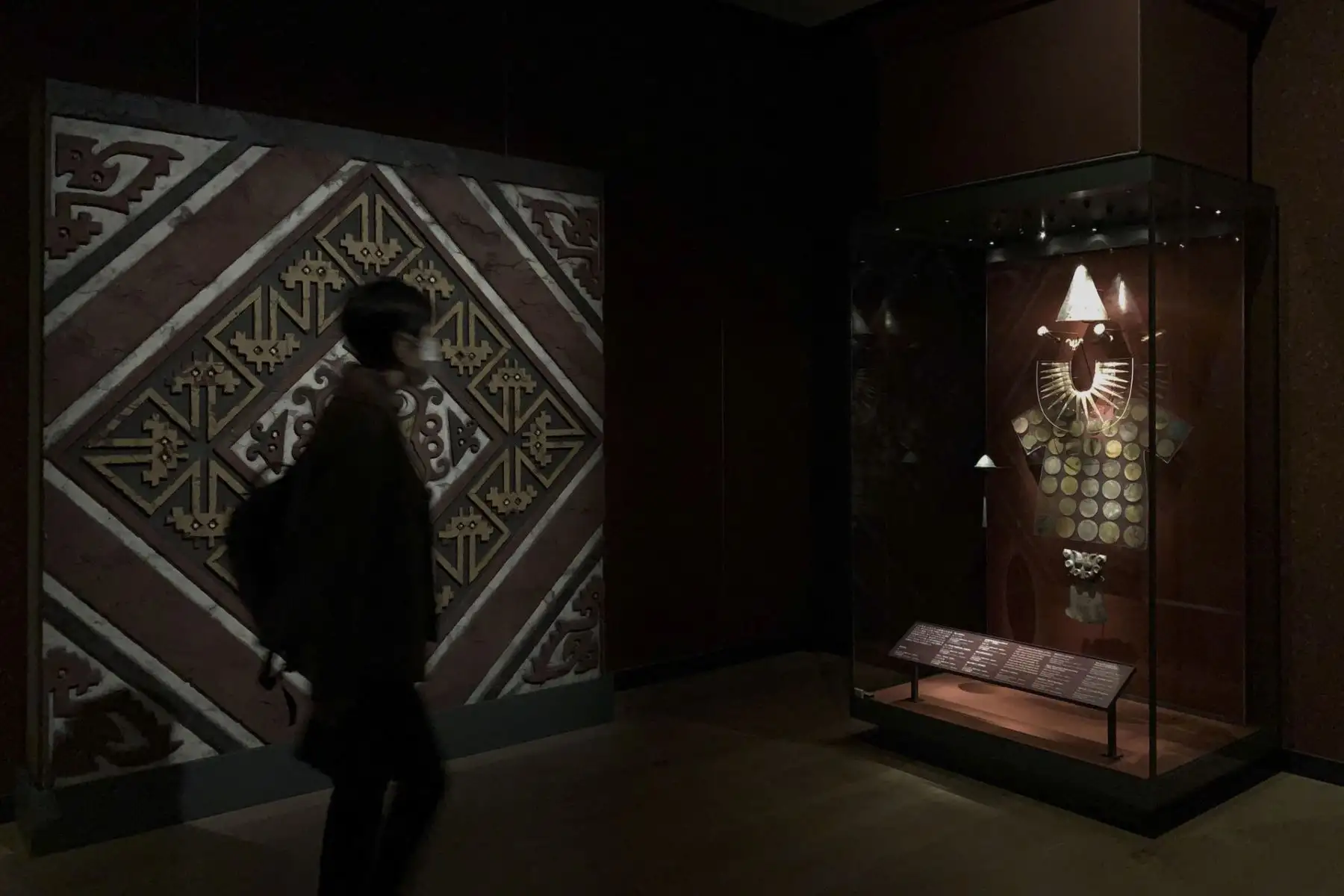 Tokio acoge desde este sábado la exposición itinerante “Machu Picchu y los Imperios Dorados del Perú”, que llega por primera vez a Asia y reúne más de 130 piezas del Museo Larco. La muestra ofrece un recorrido inmersivo de 3.000 años de historia andina mediante tecnología VR, sonido e imagen, permitiendo “sobrevolar” la ciudadela inca captada con drones en 2020. Abierta hasta el 1 de marzo de 2026 en el Mori Arts Center Gallery. Foto: EFE