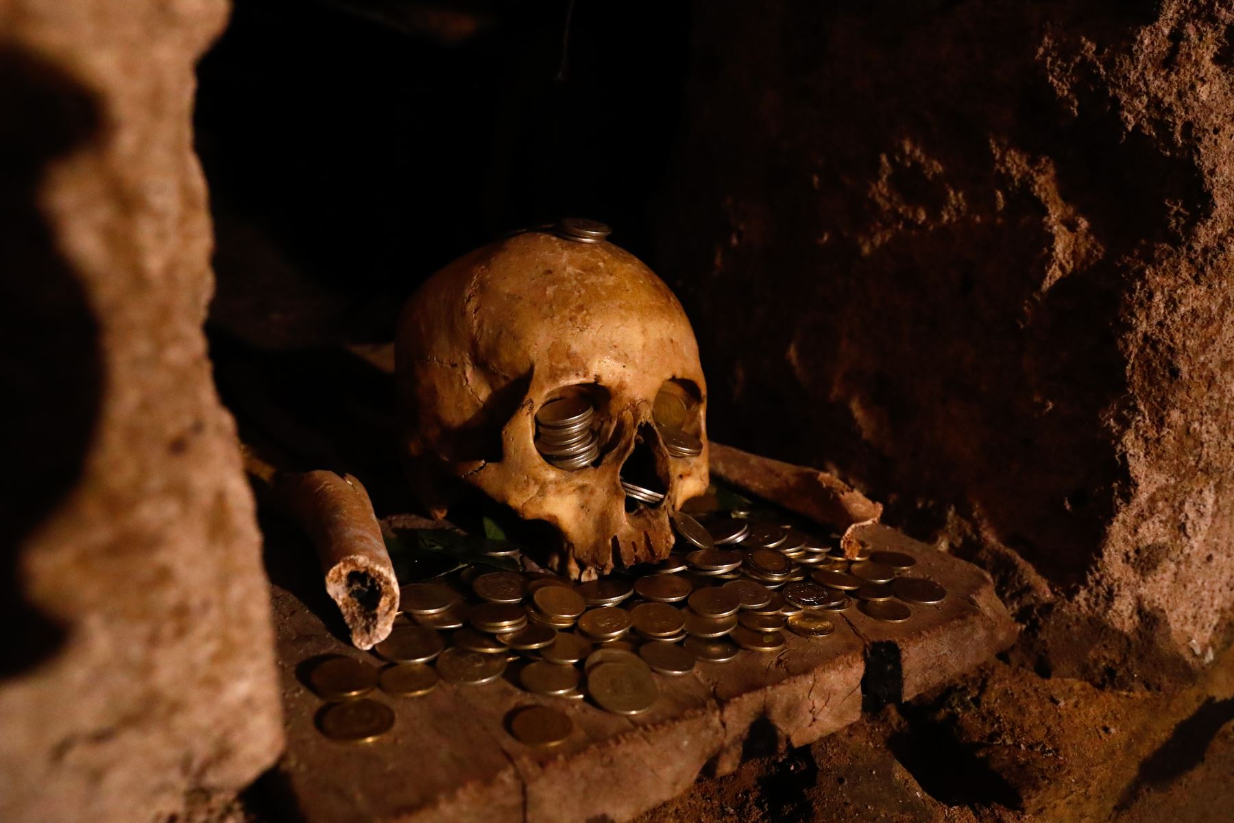 En el interior del templo hay catacumbas donde se pueden apreciar cráneos, húmeros, fémures y otros huesos de personas que fueron enterradas en este espacio que constituyó el primer cementerio de la ciudad. Foto: ANDINA/Daniel Bracamonte