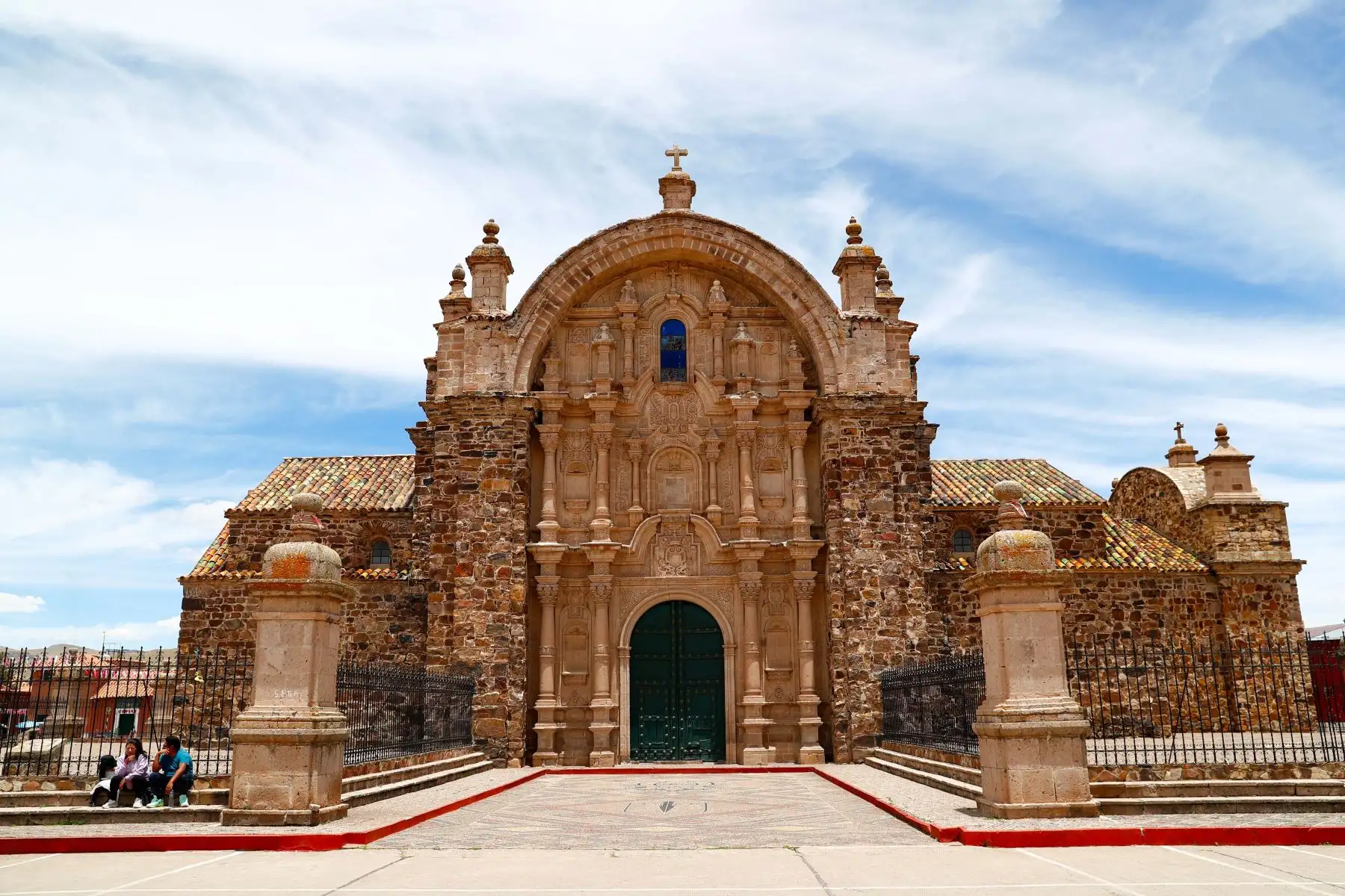Templo Santiago Apóstol, construido entre los años 1675 y 1685 por disposición del sacerdote jesuita Francisco de Goyzueta Maldonado, quien fundó la villa española por orden del rey Carlos II. Es considerado uno de los mejores ejemplos de la arquitectura virreinal en Perú. Foto: ANDINA/Daniel Bracamonte