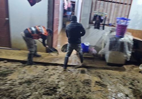 La torrencial lluvias que se registró en Chachapoyas inundó varias viviendas y calles de la ciudad.