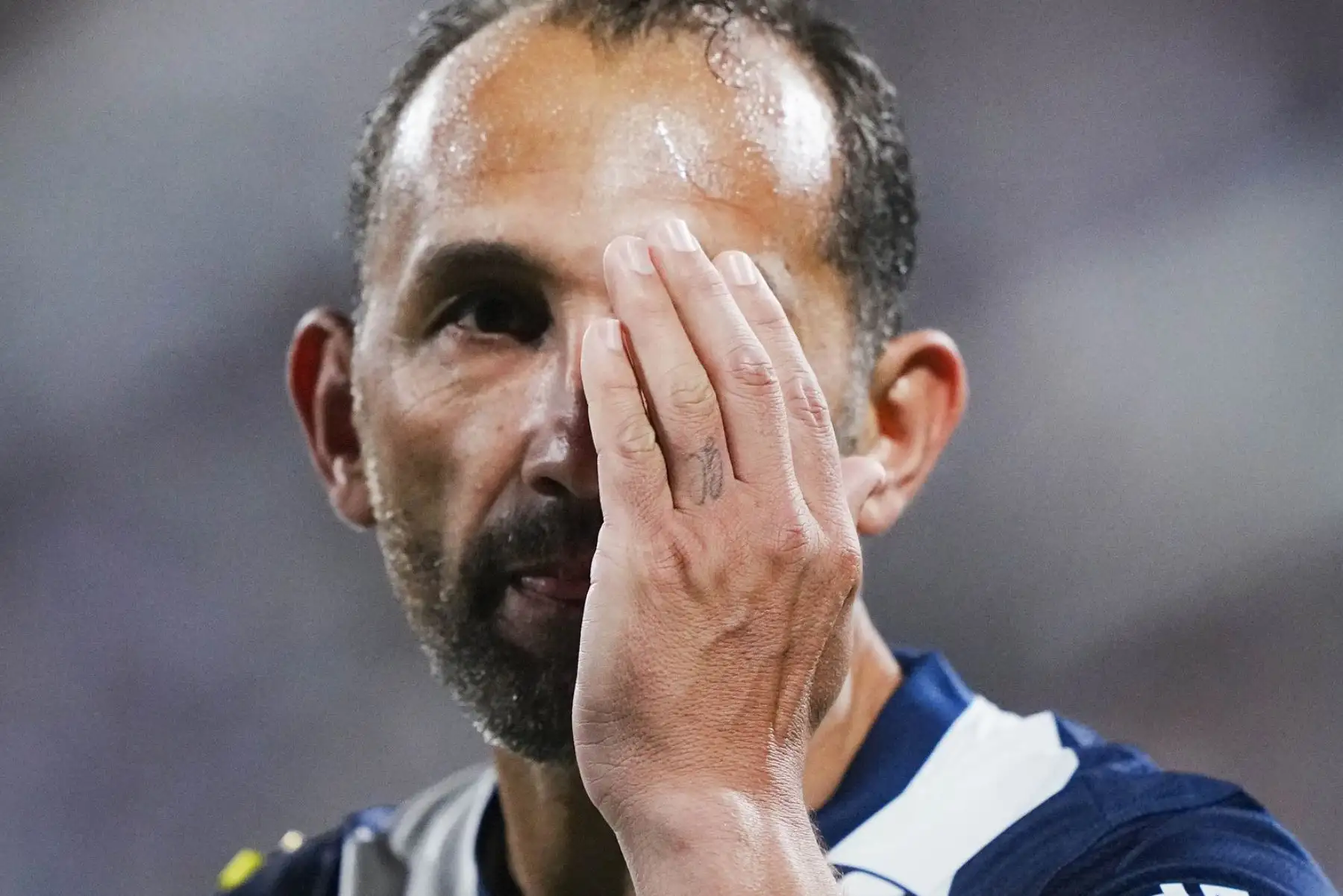 Hernán Barcos vive un momento de incertidumbre sobre su futuro en Alianza Lima. Aunque ha dejado claro que desea "colgar los botines" en Matute, la directiva del club aún evalúa su renovación. Mientras tanto, el delantero de 41 años ha recibido una oferta de Albion Football Club de Uruguay y admite que “sí me han hablado”, aunque su prioridad sigue siendo seguir en Alianza Lima. foto: Archivo