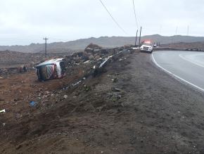 Al menos 10 personas heridas de gravedad dejó despiste de bus interprovincial a la altura del km 595 de la carretera Panamericana Sur, en el distrito de Chala, región Arequipa. Foto: Cortesía Radio Chala/Facebook