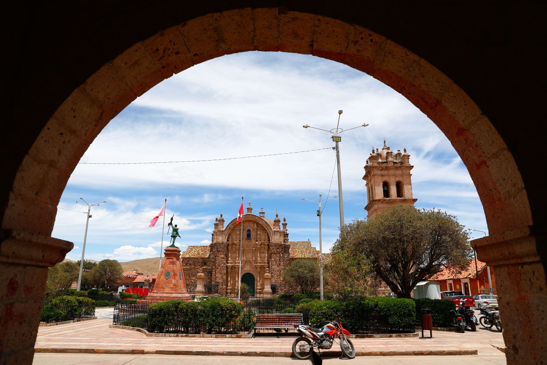 Asimismo, es llamada La ciudad de las siete maravillas por su notable patrimonio arquitectónico, representado el templo Santiago de Apóstol, el puente Colonial, la réplica de La Piedad del genial artista italiano Miguel Ángel Bounarroti, el anda de la Virgen Inmaculada, el criadero de Chinchillas, la cárcel construida enteramente en piedra, y el palacio municipal edificado con bloques de sillar.  Foto: ANDINA/Daniel Bracamonte