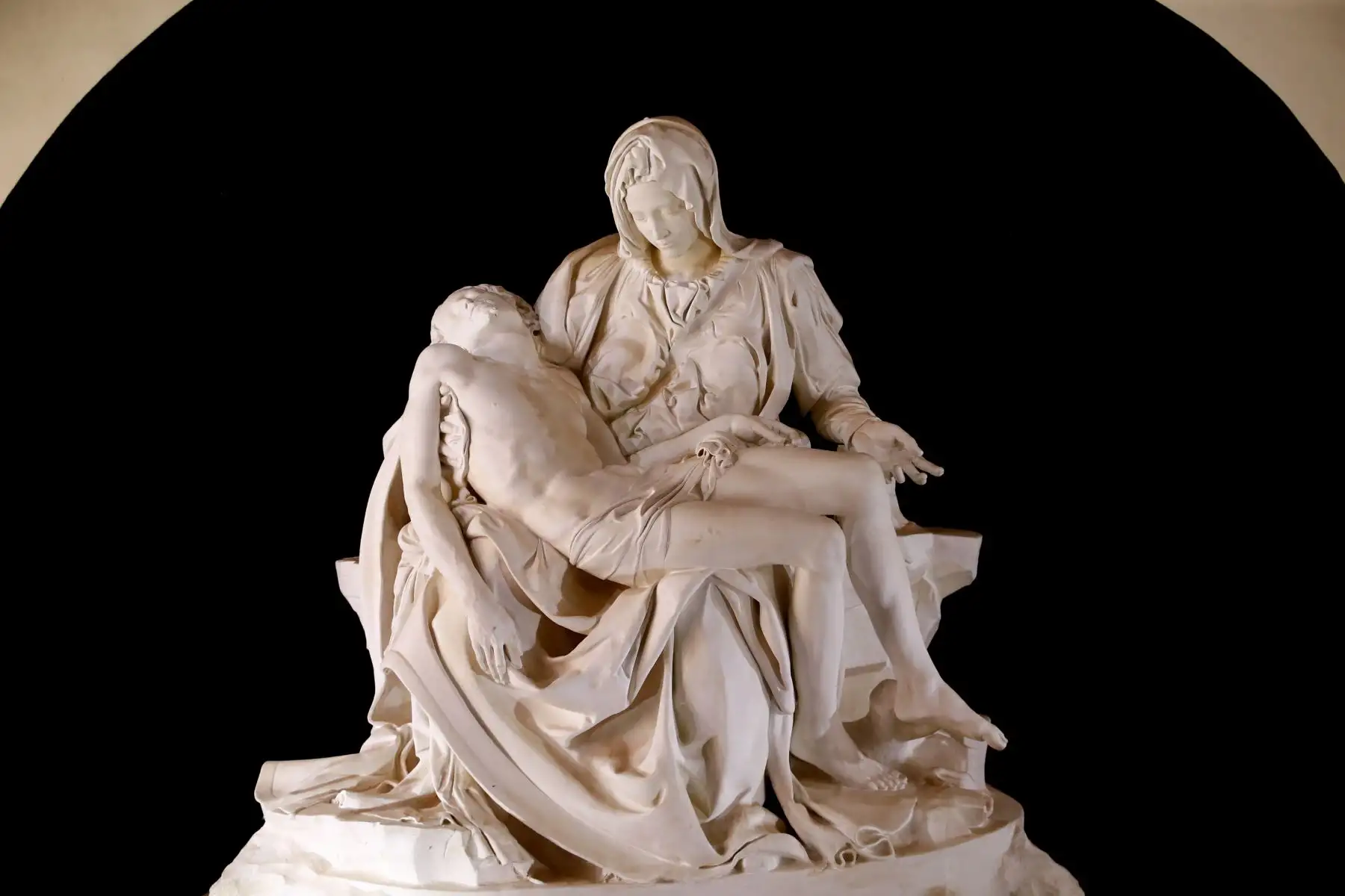 Réplica en yeso cristalino de La Piedad, famosa escultura de Miguel Ángel, resguardada en los interiores de la Biblioteca Municipal de Lampa, en Puno. Sorprende por ser fiel copia de la original. Foto: ANDINA/Daniel Bracamonte