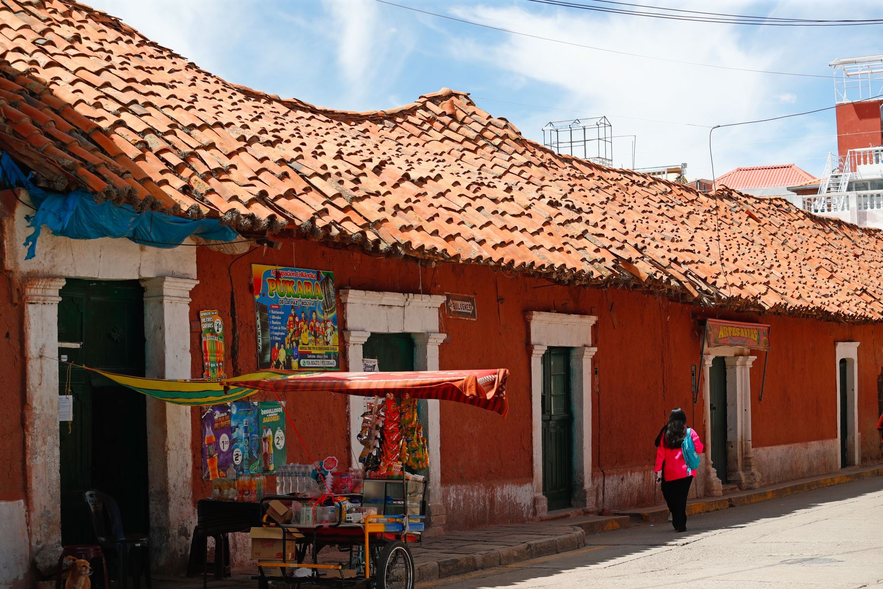 Lampa es conocida también como La ciudad rosada, debido al color característico de sus construcciones urbanas, pintadas con choccorosí, un tipo de arcilla de color rosado.  Foto: ANDINA/Daniel Bracamonte