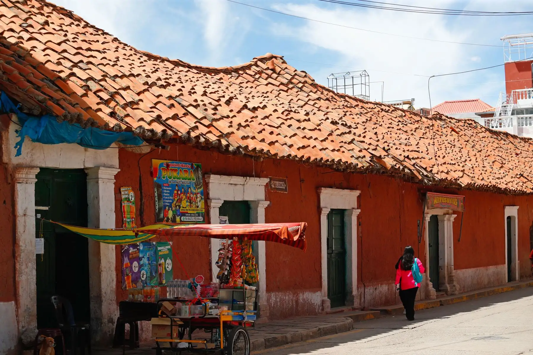 Lampa es conocida también como La Ciudad Rosada, debido al color característico de sus construcciones urbanas, pintadas con choccorosí, un tipo de arcilla de color rosado.  Foto: ANDINA/Daniel Bracamonte