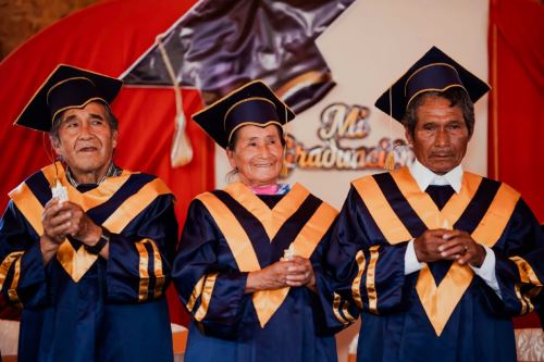 Pasco: usuarios de Pensión 65 cumplen sus sueños y se gradúan de programa de alfabetización digital