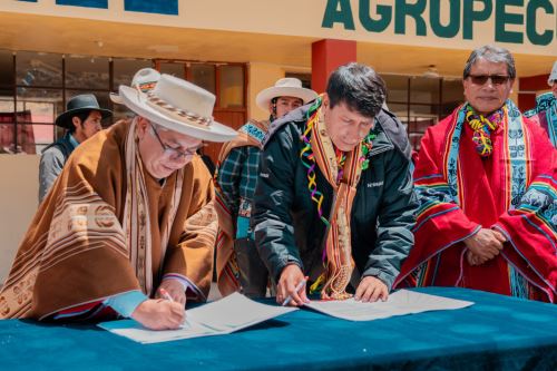 El gobernador regional del Cusco firma el convenio para entrega de terrenos para instituto de educación. ANDINA/Difusión