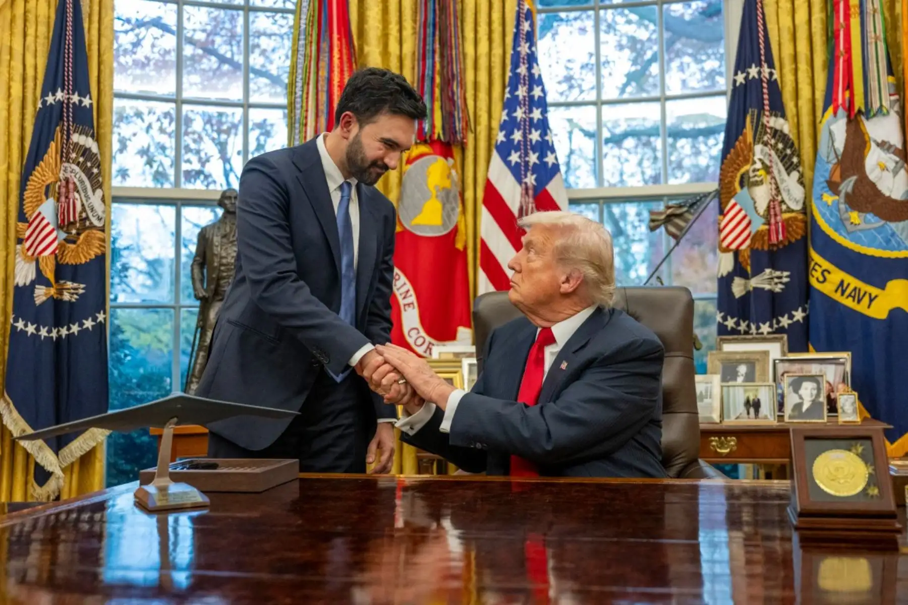 El presidente estadounidense Donald Trump  se reúne con el alcalde electo de Nueva York, Zohran Mamdani, en el Despacho Oval de la Casa Blanca en Washington, D.C. Foto: AFP
