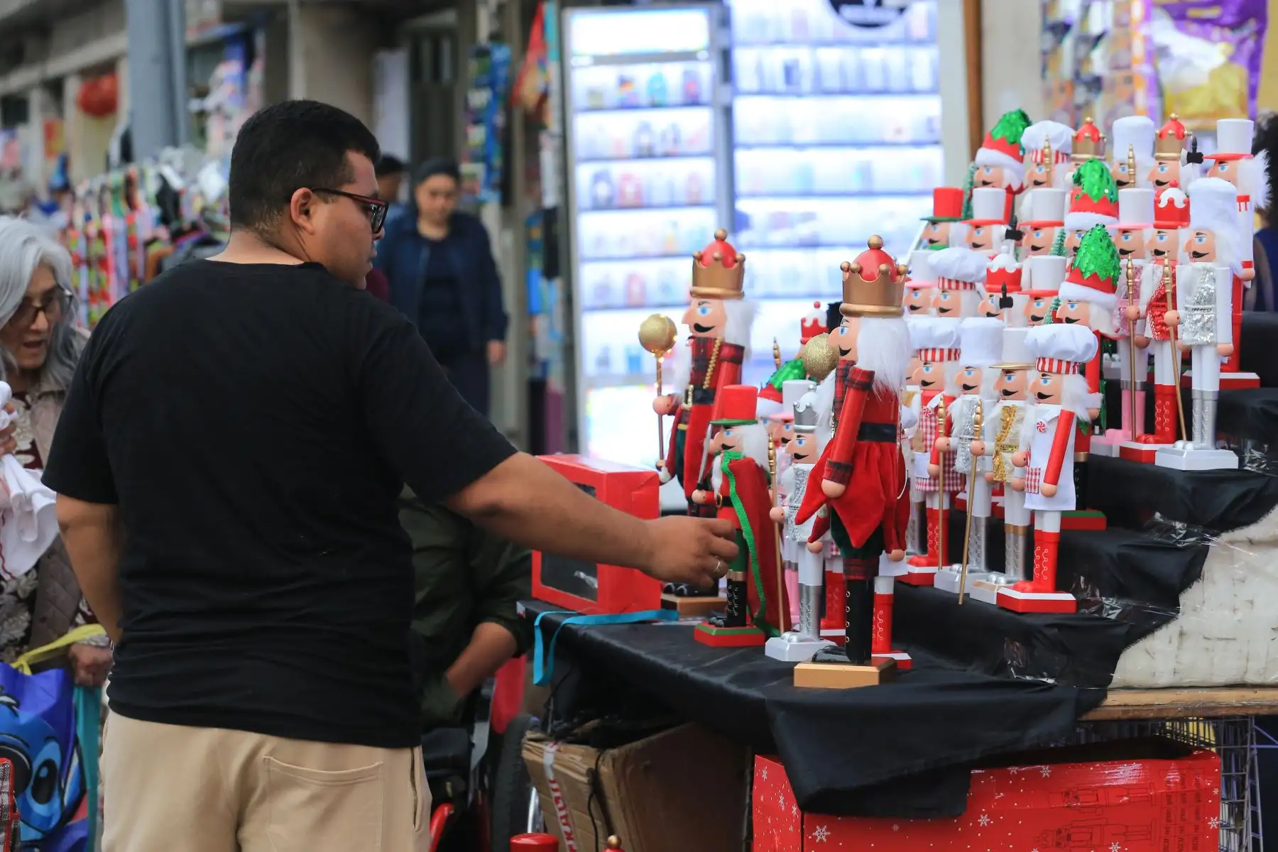 Iniciaron las ventas de la temporada navideña en el mercado central. Foto: ANDINA/Héctor Vinces