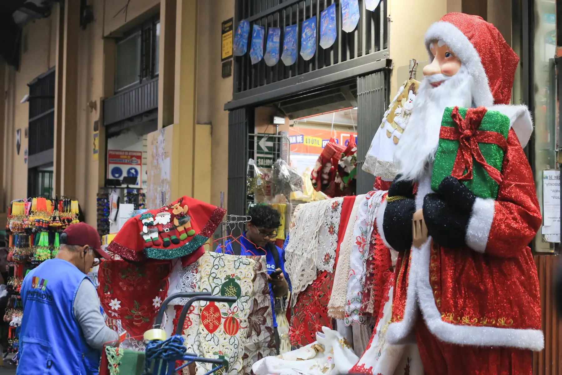 Iniciaron las ventas de la temporada navideña en el mercado central. Foto: ANDINA/Héctor Vinces
