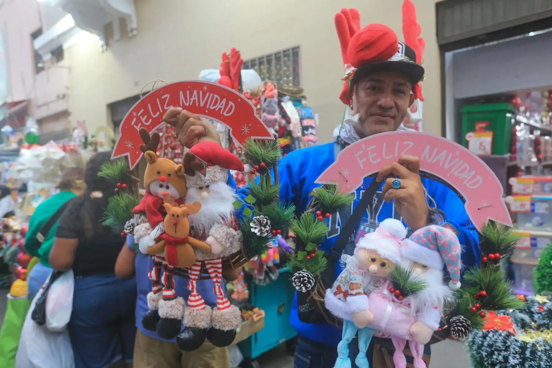Iniciaron las ventas de la temporada navideña en el mercado central. Foto: ANDINA/Héctor Vinces