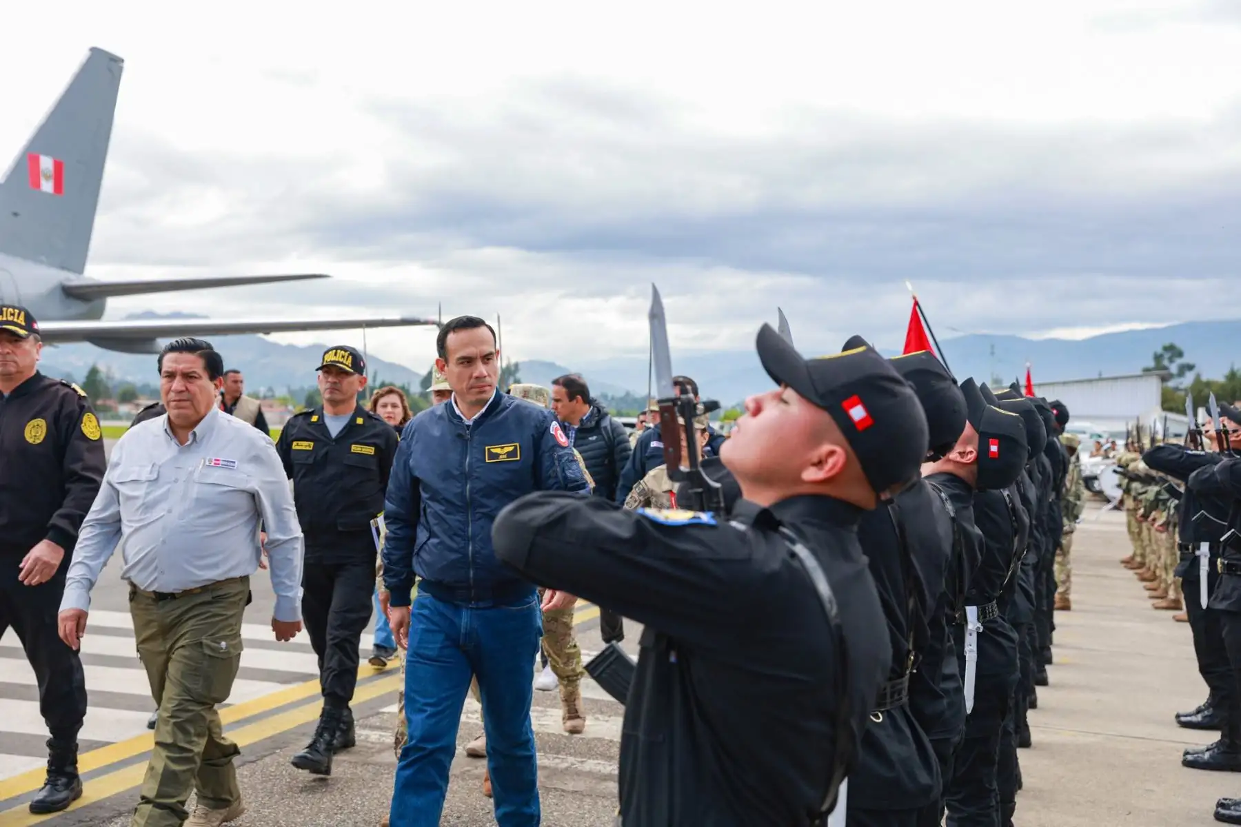 El presidente José Jeri arribó al aeropuerto de la ciudad de Cajamarca, con el objetivo de cumplir una nutrida agenda de trabajo a favor de la población de la región y la mejora de los servicios públicos.
Foto: ANDINA/Prensa Presidencia