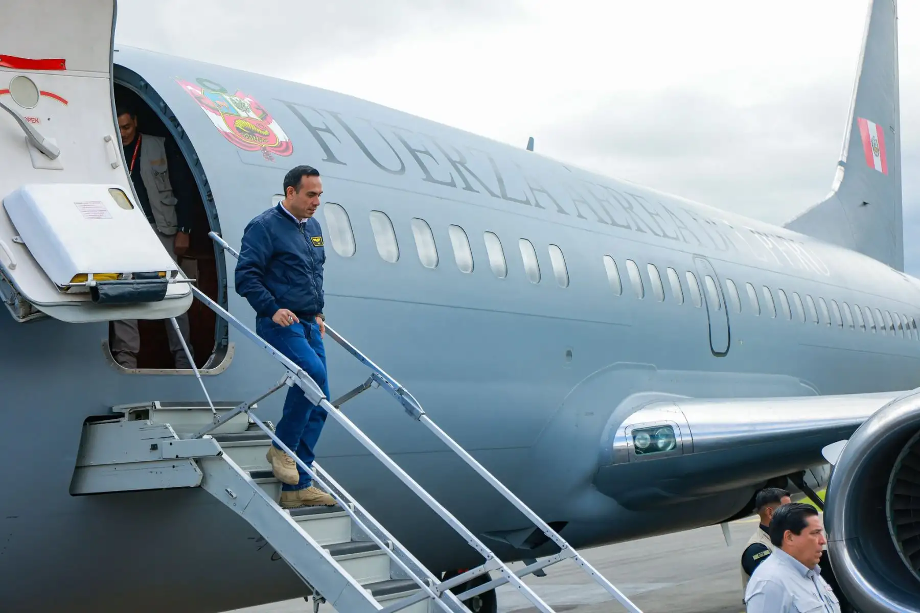 El presidente José Jeri arribó al aeropuerto de la ciudad de Cajamarca, con el objetivo de cumplir una nutrida agenda de trabajo a favor de la población de la región y la mejora de los servicios públicos.
Foto: ANDINA/Prensa Presidencia