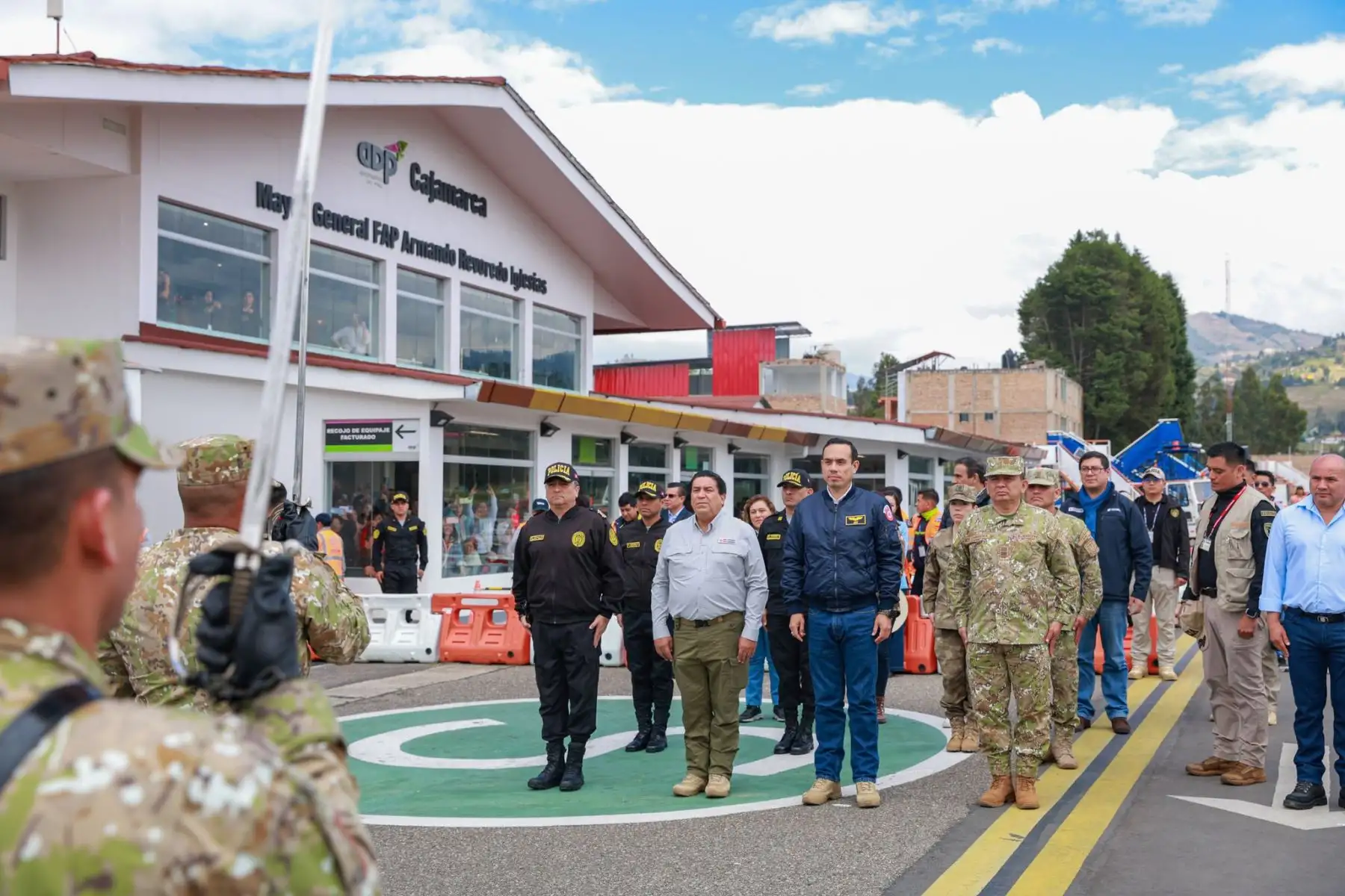 El presidente José Jeri arribó al aeropuerto de la ciudad de Cajamarca, con el objetivo de cumplir una nutrida agenda de trabajo a favor de la población de la región y la mejora de los servicios públicos.
Foto: ANDINA/Prensa Presidencia