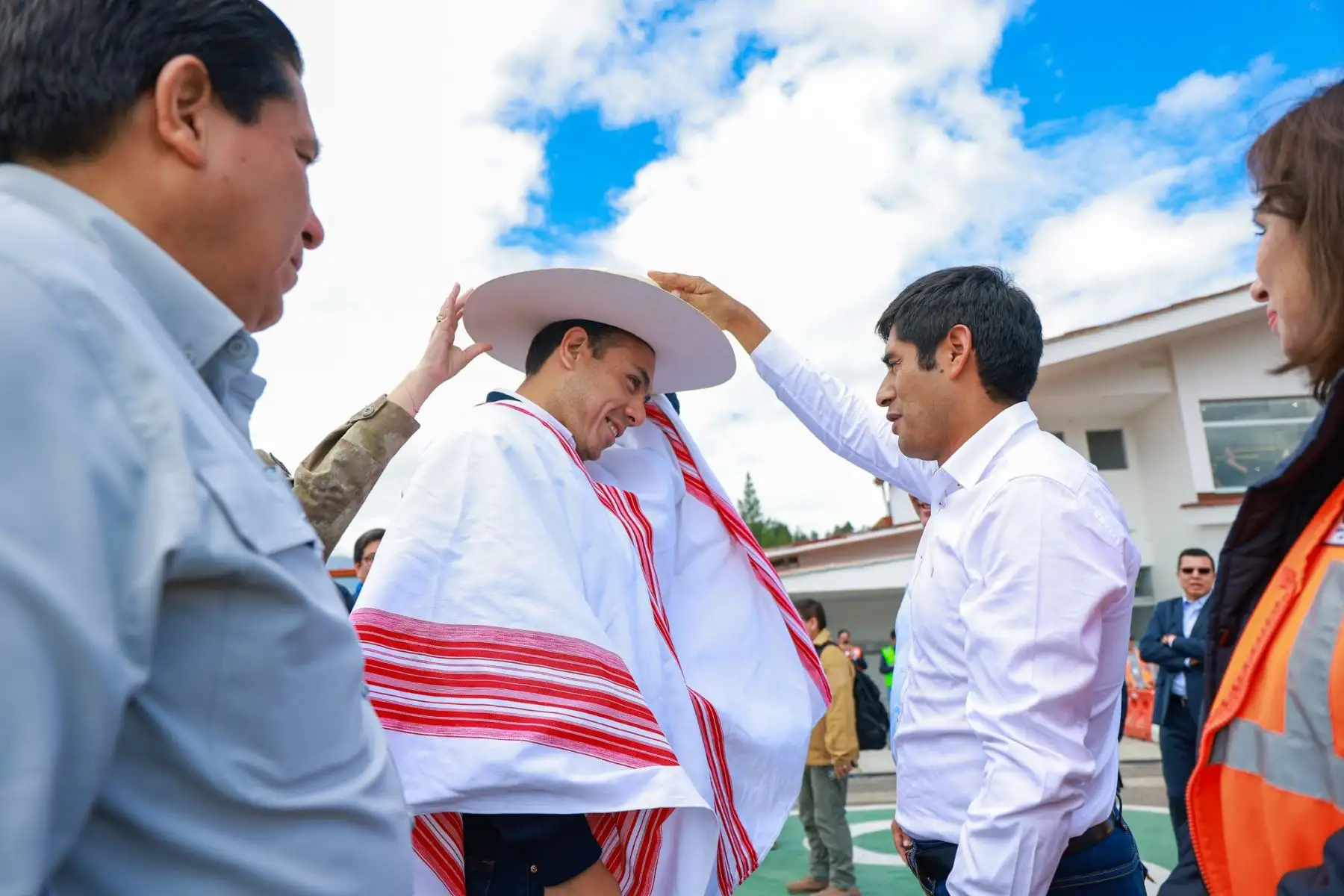 El presidente José Jeri arribó al aeropuerto de la ciudad de Cajamarca, con el objetivo de cumplir una nutrida agenda de trabajo a favor de la población de la región y la mejora de los servicios públicos.
Foto: ANDINA/Prensa Presidencia