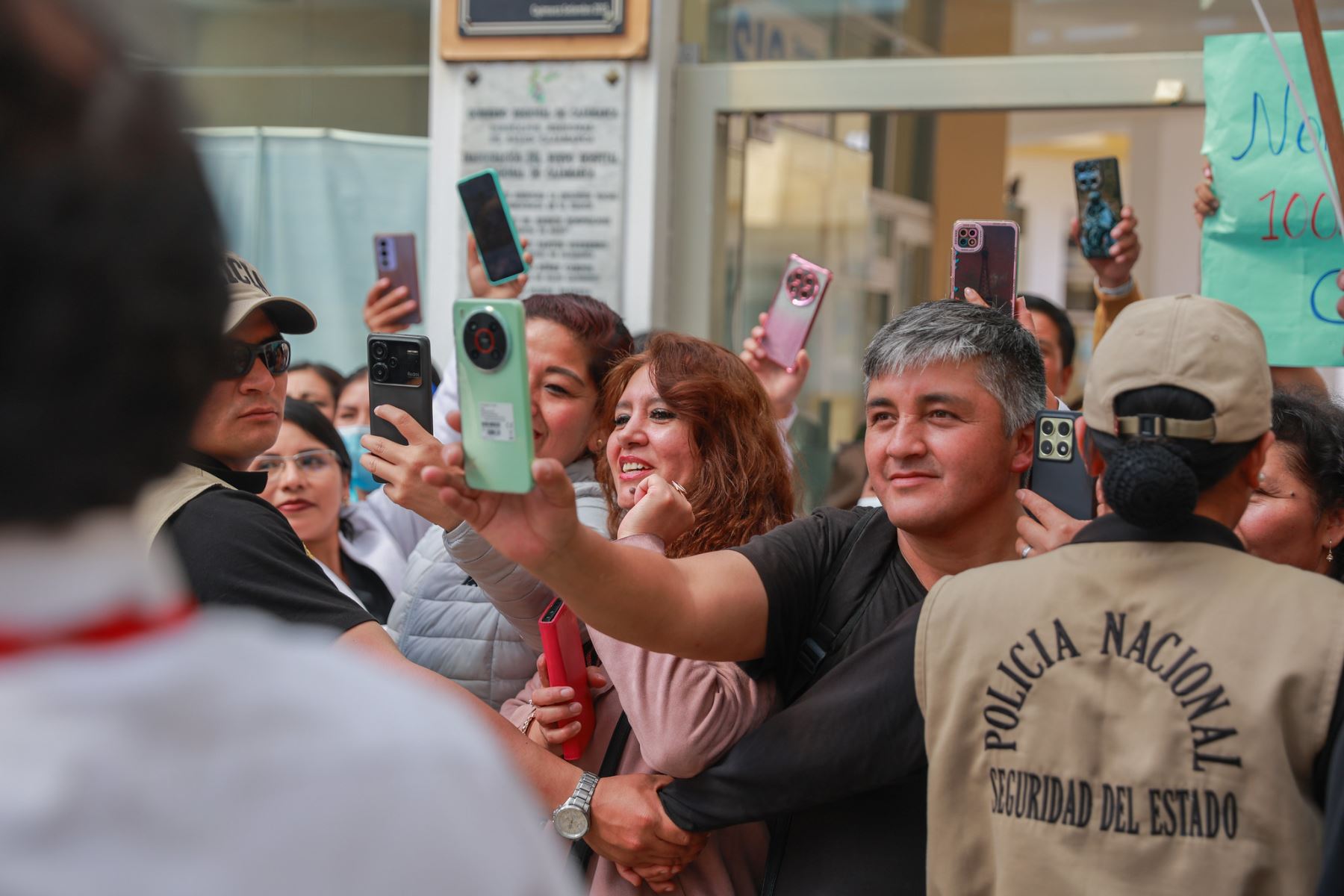 El presidente de la república, José Jerí, inspeccionó las instalaciones del Hospital Regional Docente de Cajamarca, donde dialogó con los pacientes, recogió las necesidades del personal de salud y verificó los posibles puntos de mejora para una sanidad de calidad en la región. Foto: Presidencia