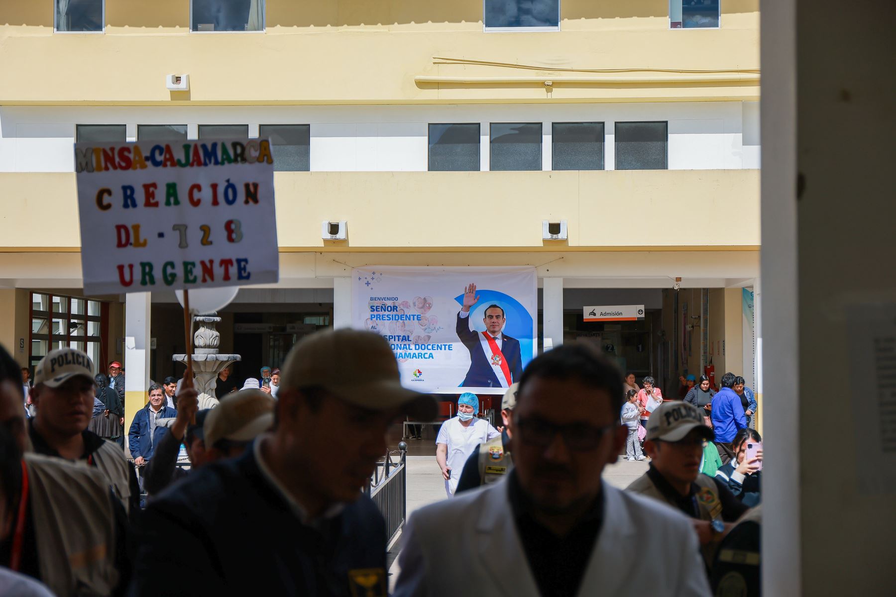 El presidente de la república, José Jerí, inspeccionó las instalaciones del Hospital Regional Docente de Cajamarca, donde dialogó con los pacientes, recogió las necesidades del personal de salud y verificó los posibles puntos de mejora para una sanidad de calidad en la región. Foto: Presidencia