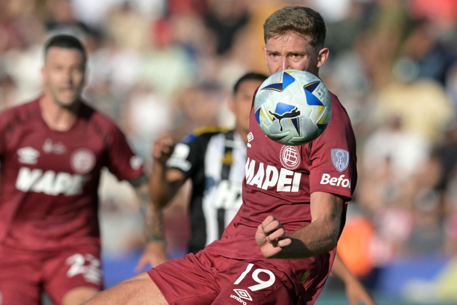 El centrocampista #19 de Lanus, Rodrigo Castillo, mira el balón durante el partido final de fútbol de la Copa Sudamericana entre el Lanus de Argentina y el Atlético Mineiro de Brasil en el estadio Defensores del Chaco en Asunción el 22 de noviembre de 2025. (Foto de JUAN MABROMATA / AFP)