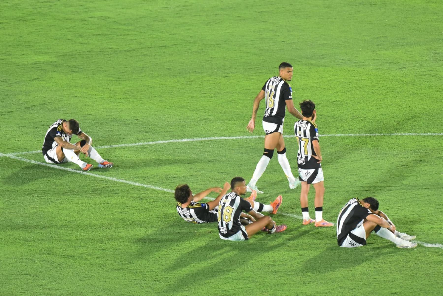 Los jugadores del Atlético Mineiro reaccionan después de perder la tanda de penaltis del partido de fútbol final de la Copa Sudamericana entre el argentino Lanus y el Atlético Mineiro de Brasil en el estadio Defensores del Chaco en Asunción el 22 de noviembre de 2025. (Foto de JOSE BOGADO / AFP)