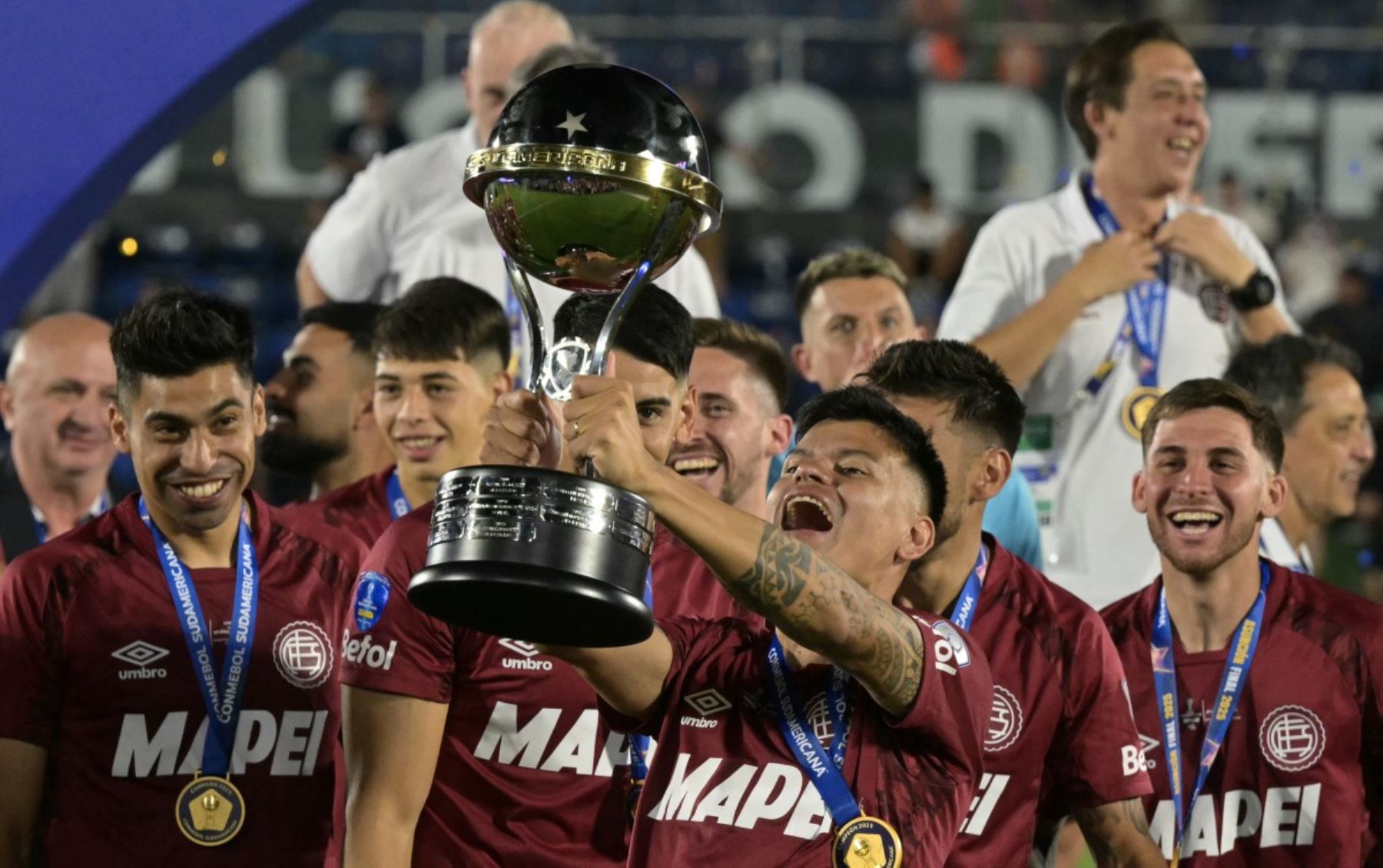El delantero #09 de Lanus, Walter Bou, levanta el trofeo después de ganar el partido final de fútbol de la Copa Sudamericana entre el Lanus de Argentina y el Atlético Mineiro de Brasil en el estadio Defensores del Chaco en Asunción el 22 de noviembre de 2025. (Foto de JUAN MABROMATA / AFP)