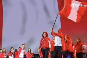 El paso de la delegación peruana estuvo encabeza por Stefano Pëschiera y María Luisa Doig y tuvo como fondo el himno nacional. Captura TV