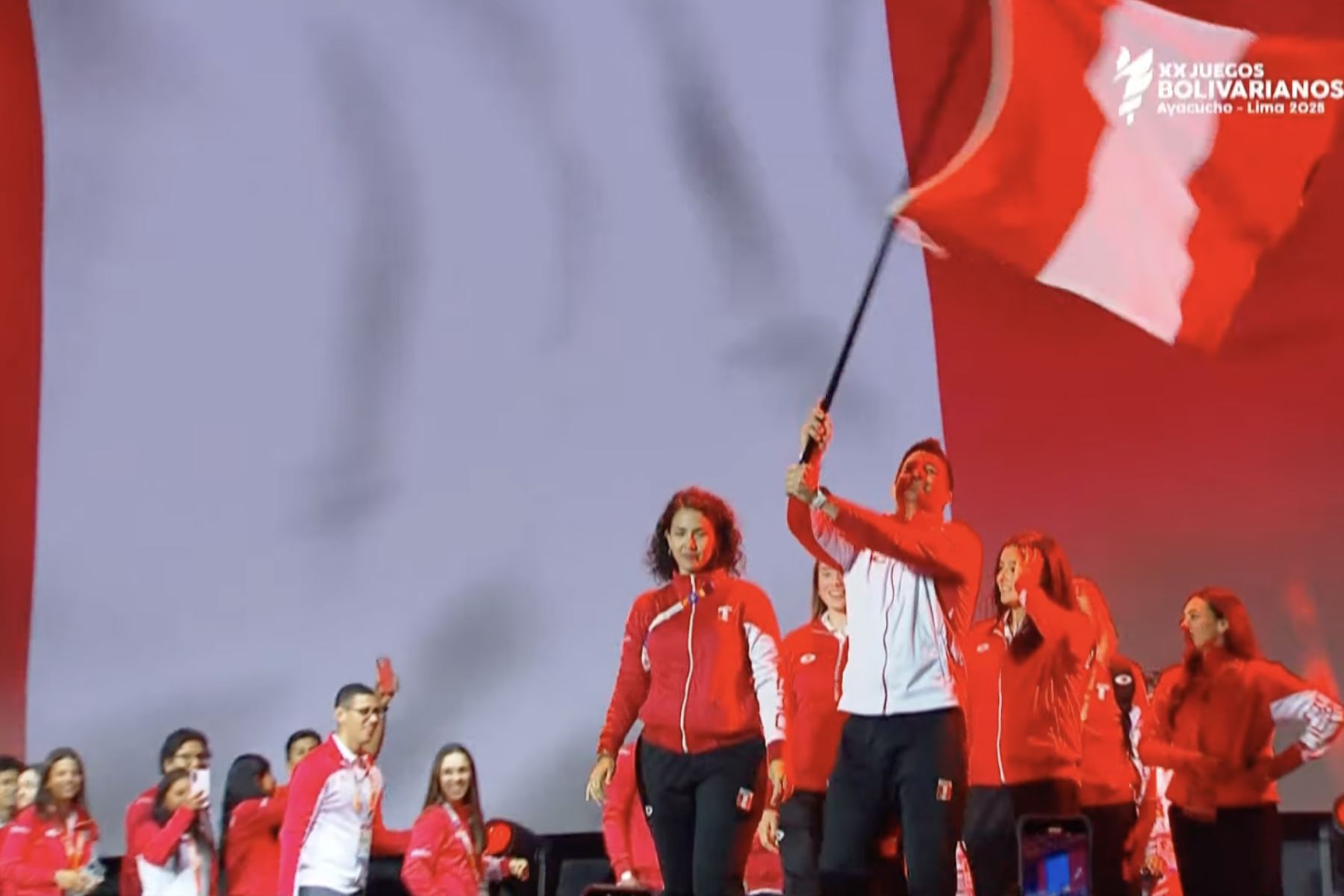 El paso de la delegación peruana estuvo encabeza por Stefano Pëschiera y María Luisa Doig y tuvo como fondo el himno nacional. Captura TV