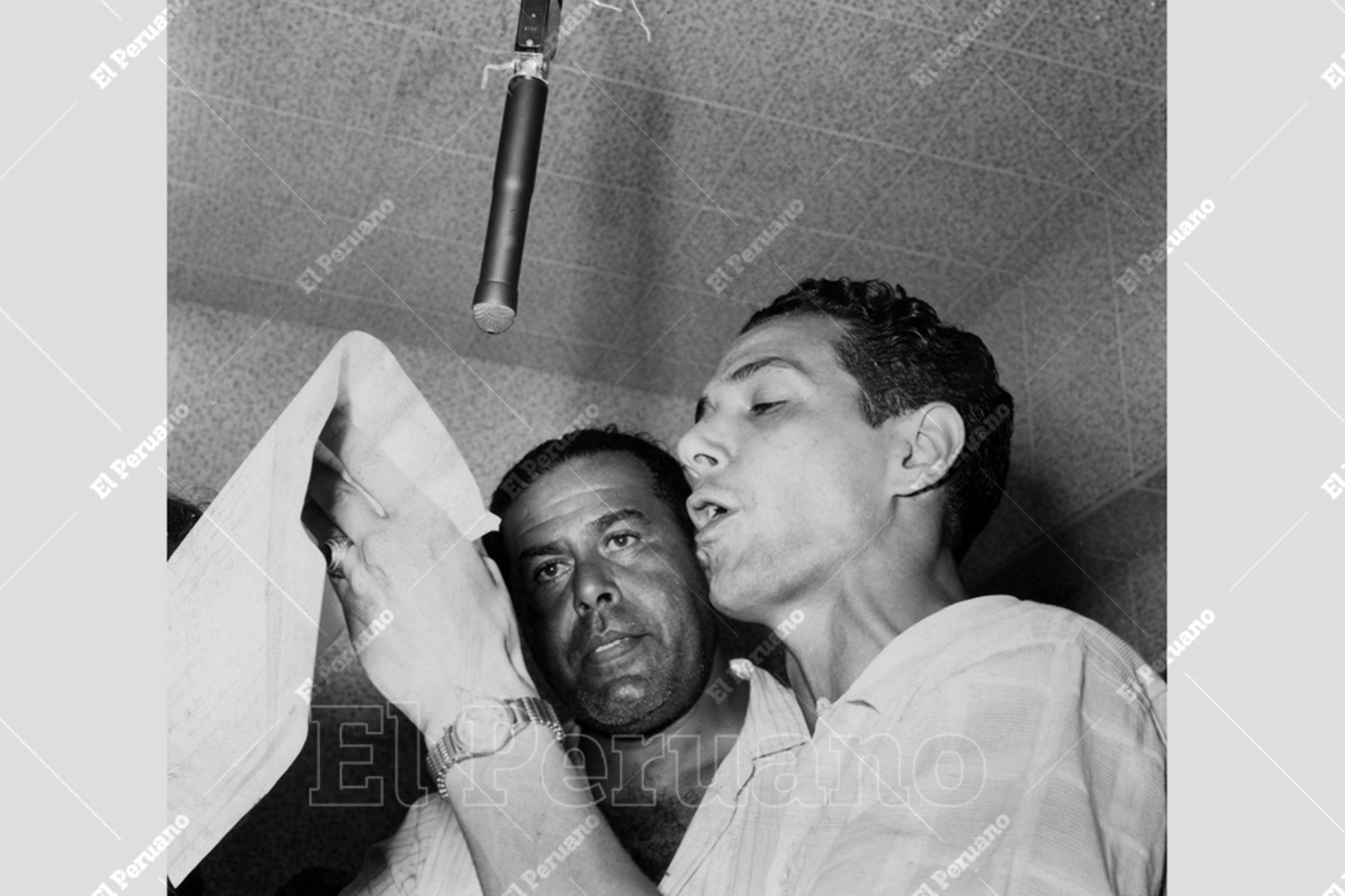 Lima - 1960 / Antes de brillar en la pantalla chica,  Augusto Ferrando y el imitador Guillermo Rossini causaban sensación  en Radio Victoria. Foto: Archivo Histórico de El Peruano