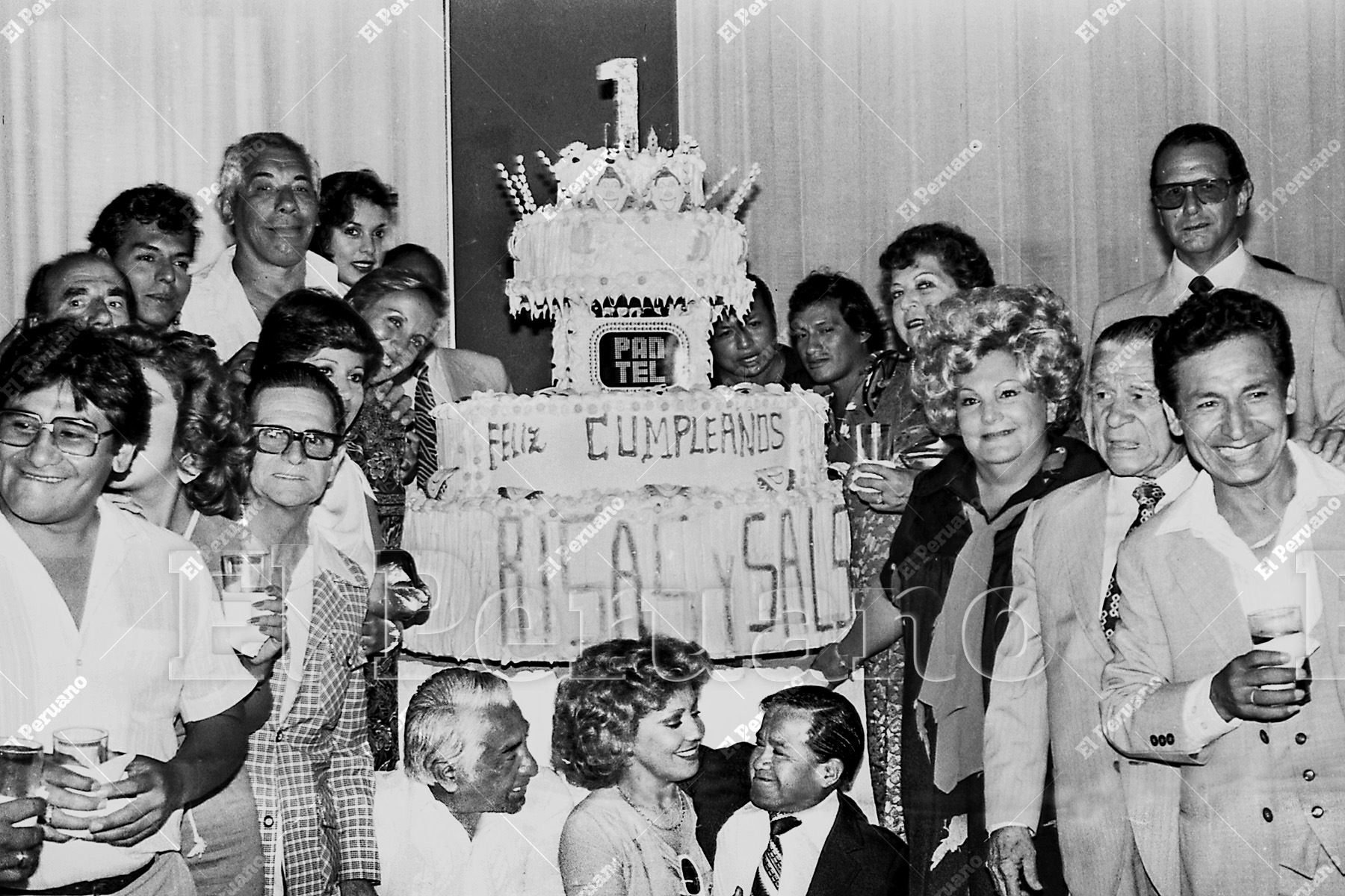 Lima - 11 enero 1984 / Guillermo Rossini y el elenco de actores de Risas y Salsa celebran un aniversario más del programa cómico más visto de la televisión peruana. Foto: Archivo Histórico de El Peruano / Américo Alburquerque