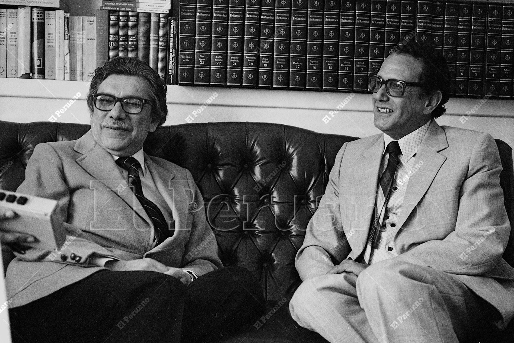 Lima – 31 octubre 1984 / Guillermo Rossini aparece junto al ministro de Trabajo, Alfonso Grados Bertorini, a quien imita con gran maestría en Risas y Salsa, popularizando la recordada frase del funcionario al llamar al diálogo a distintos sectores de la política: “la concertación…”. Foto: Archivo Histórico de El Peruano / Rómulo Luján.