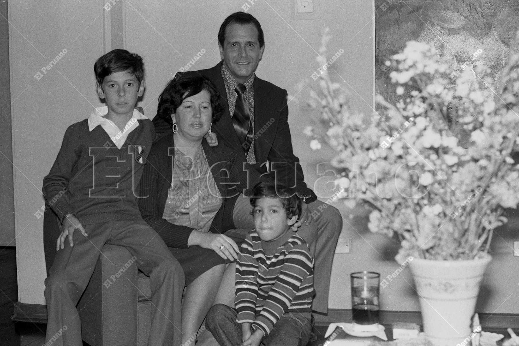 Lima - 20 julio 1978 / El actor cómico Guillermo Rossini, estrella del programa Estrafalario,  posa junto a su familia para un especial del diario La Crónica. Foto: Archivo Histórico de El Peruano / Víctor Palomino
