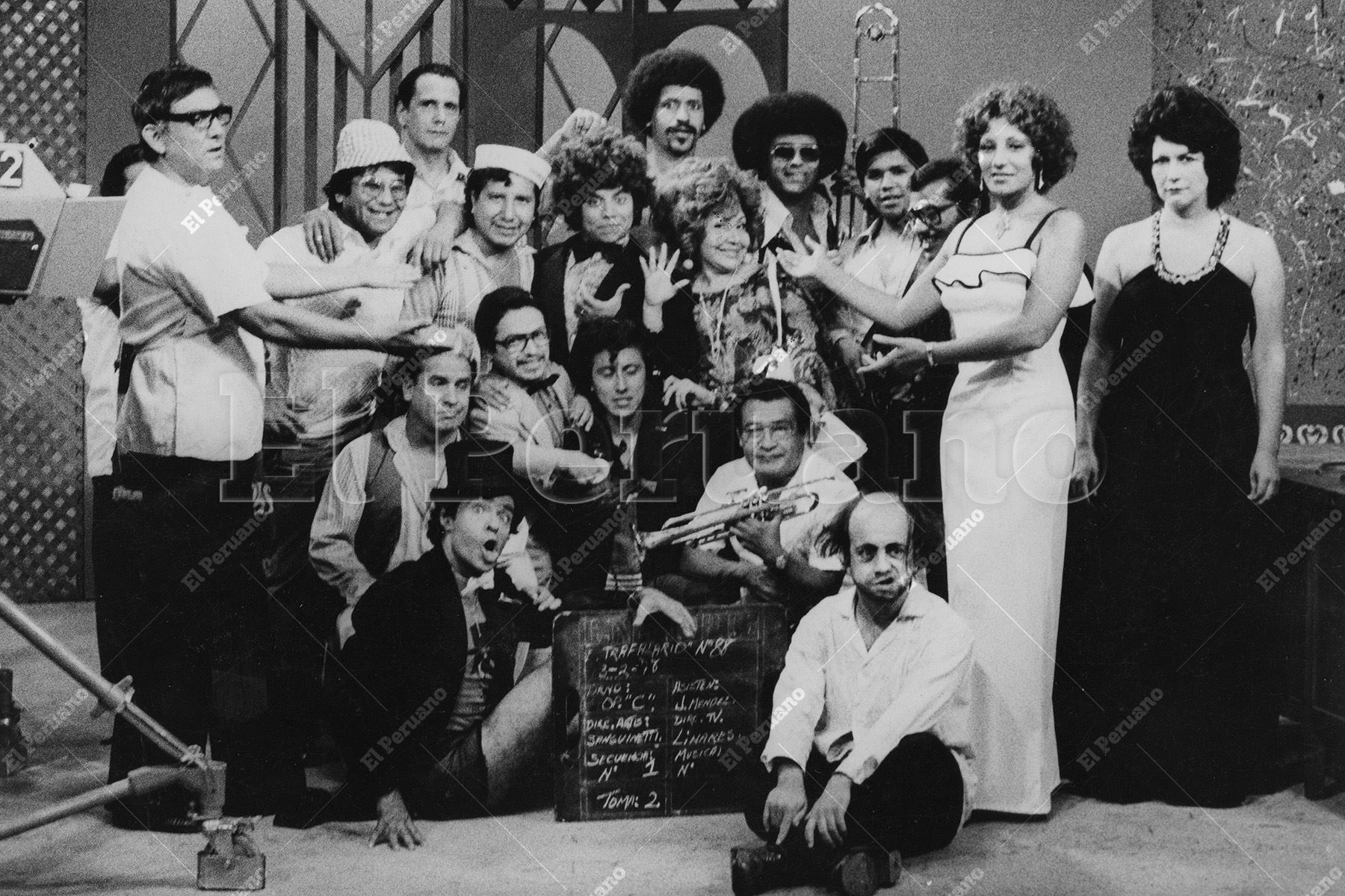Lima - 13 febrero 1978 / Guillermo Rossini con el elenco de artistas  del programa cómico Estrafalario, emitido por Canal 7 -  Televisión Nacional del Perú. Foto: Archivo Histórico de El Peruano.
