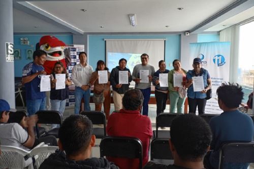Sanipes entregó 50 habilitaciones sanitarias a los pescadores artesanales de Arequipa. Foto: Cortesía.