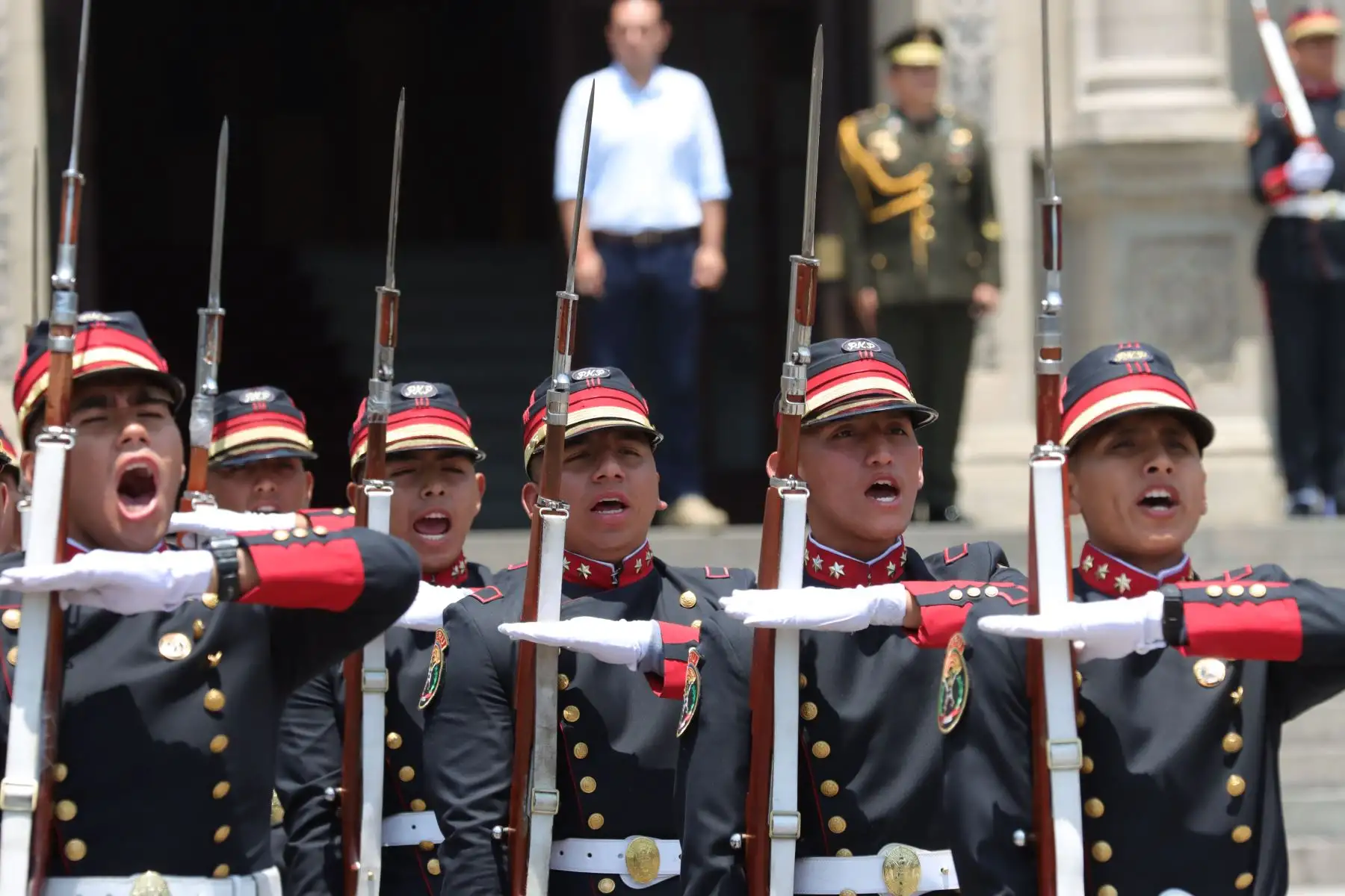 Tradicional cambio de guardia en el Patio de Honor del Palacio de Gobierno. 
En esta ocasión estuvo a cargo de la Policía Nacional del Perú. 
Foto : ANDINA / Lino Chipana Obregón.