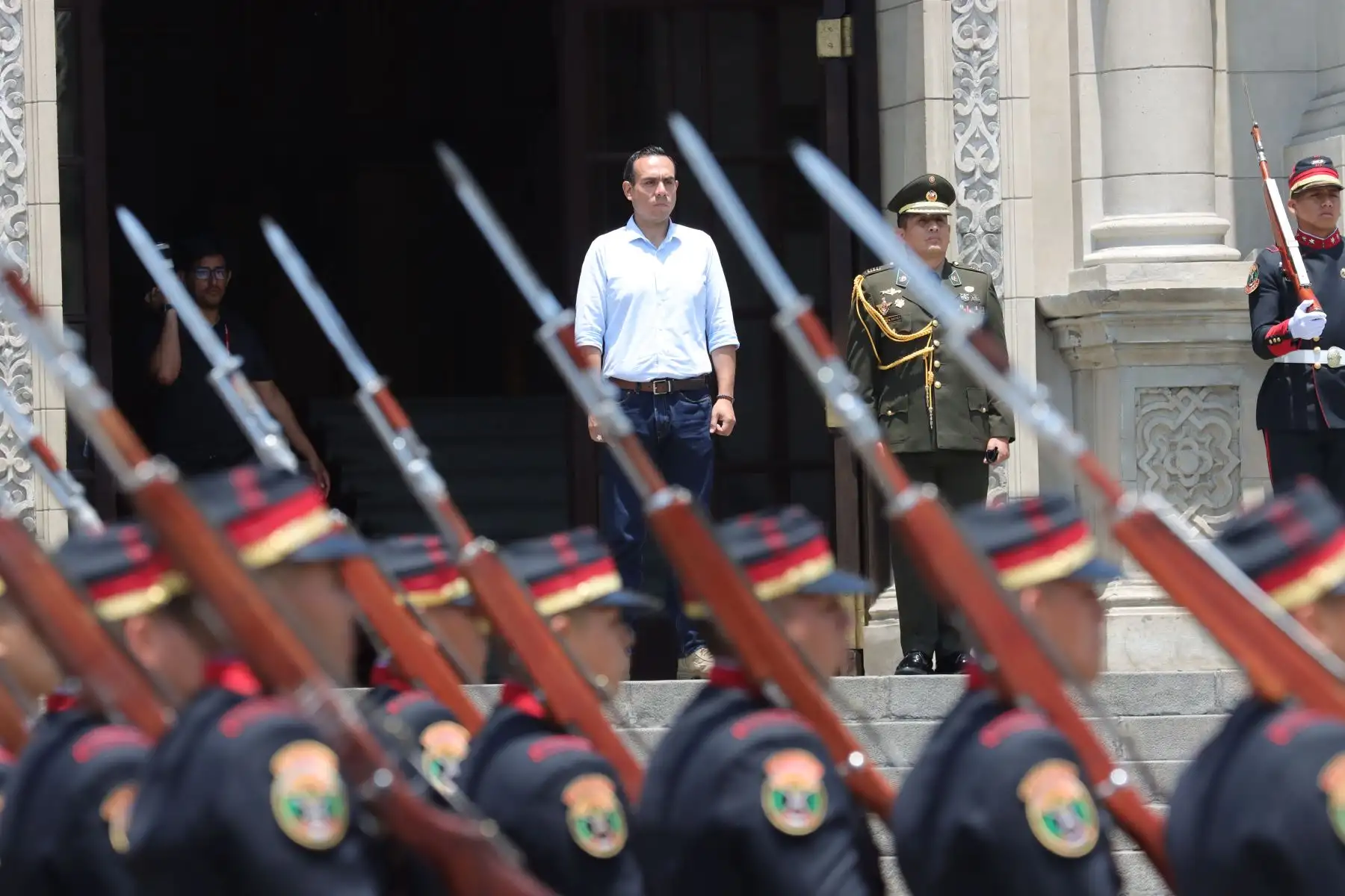 Tradicional cambio de guardia en el Patio de Honor del Palacio de Gobierno. 
En esta ocasión estuvo a cargo de la Policía Nacional del Perú. 
Foto : ANDINA / Lino Chipana Obregón.