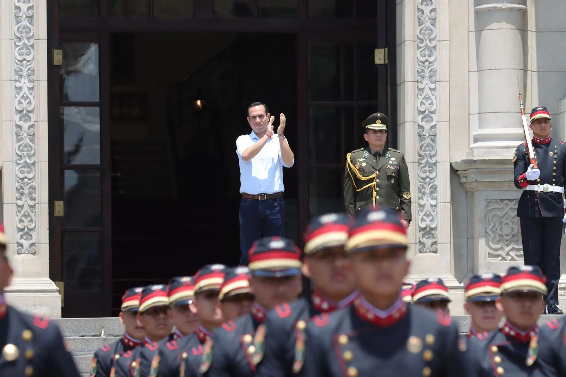 Tradicional cambio de guardia en el Patio de Honor del Palacio de Gobierno. 
En esta ocasión estuvo a cargo de la Policía Nacional del Perú. 
Foto : ANDINA / Lino Chipana Obregón.