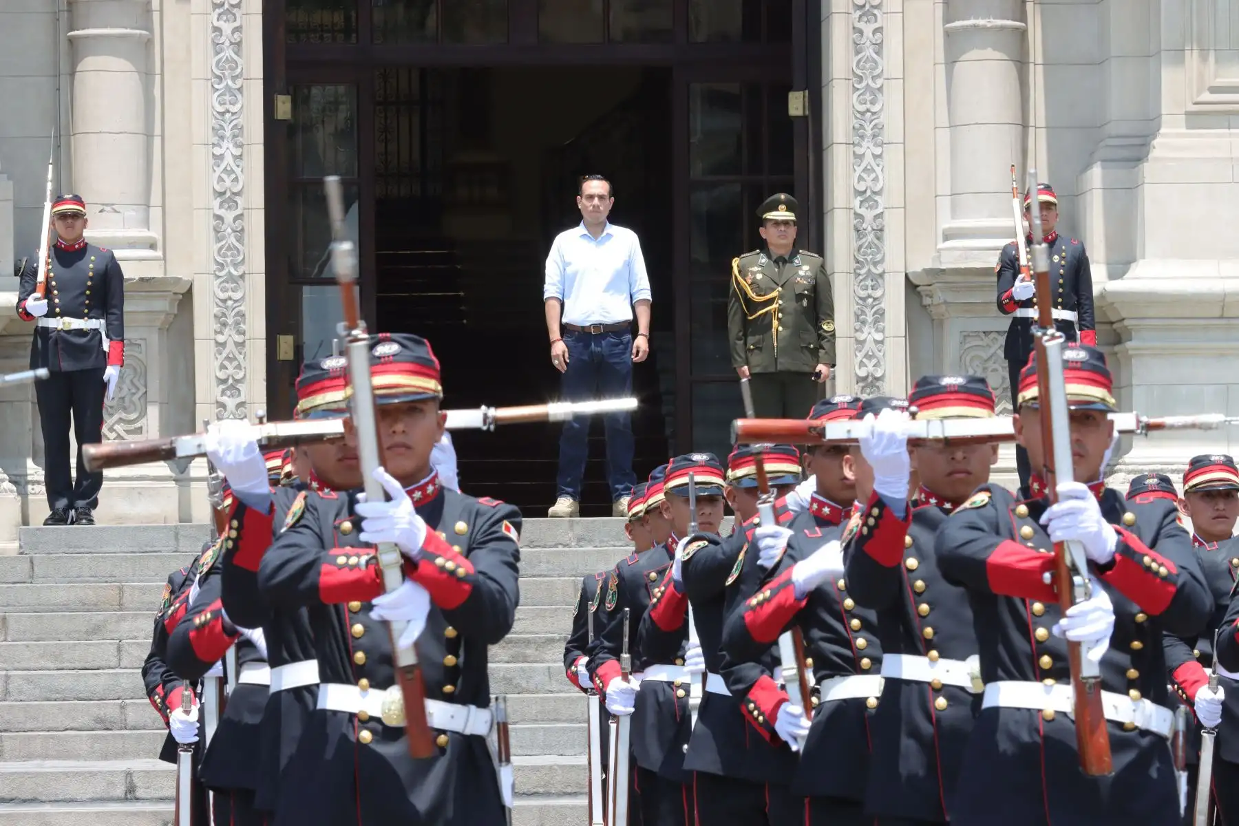 Tradicional cambio de guardia en el Patio de Honor del Palacio de Gobierno. 
En esta ocasión estuvo a cargo de la Policía Nacional del Perú. 
Foto : ANDINA / Lino Chipana Obregón.