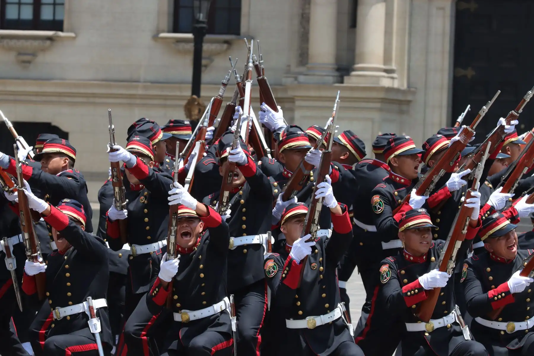 Tradicional cambio de guardia en el Patio de Honor del Palacio de Gobierno. 
En esta ocasión estuvo a cargo de la Policía Nacional del Perú. 
Foto : ANDINA / Lino Chipana Obregón.