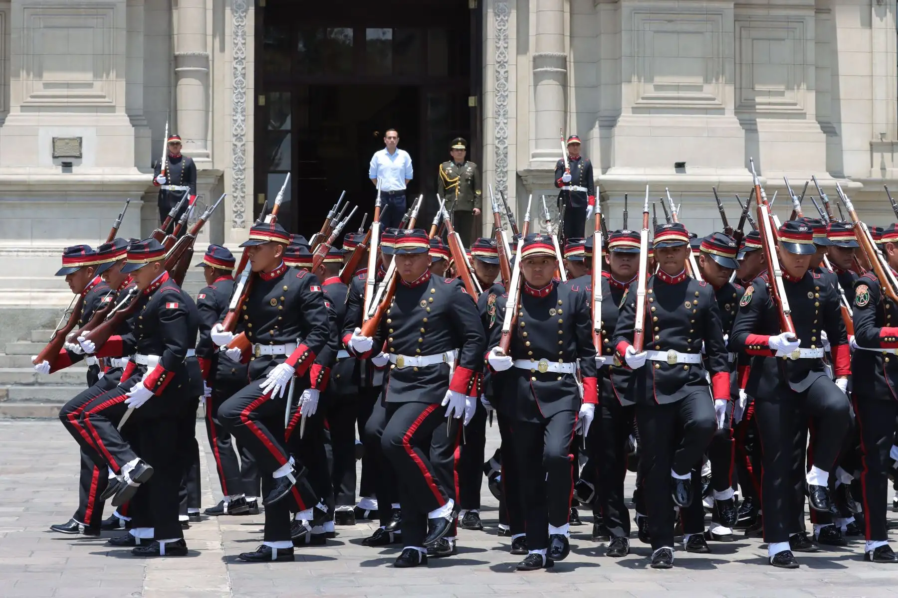 Tradicional cambio de guardia en el Patio de Honor del Palacio de Gobierno. 
En esta ocasión estuvo a cargo de la Policía Nacional del Perú. 
Foto : ANDINA / Lino Chipana Obregón.
