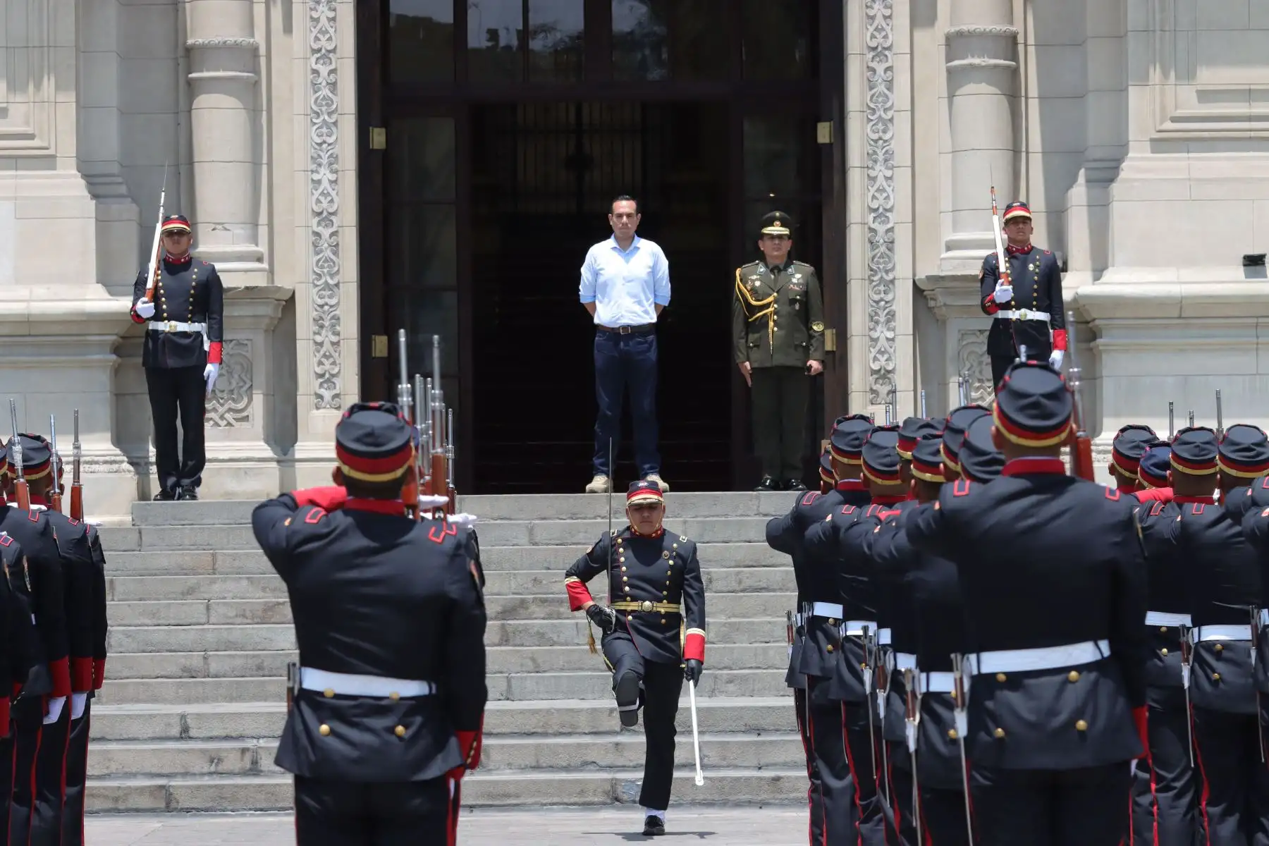 Tradicional cambio de guardia en el Patio de Honor del Palacio de Gobierno. 
En esta ocasión estuvo a cargo de la Policía Nacional del Perú. 
Foto : ANDINA / Lino Chipana Obregón.