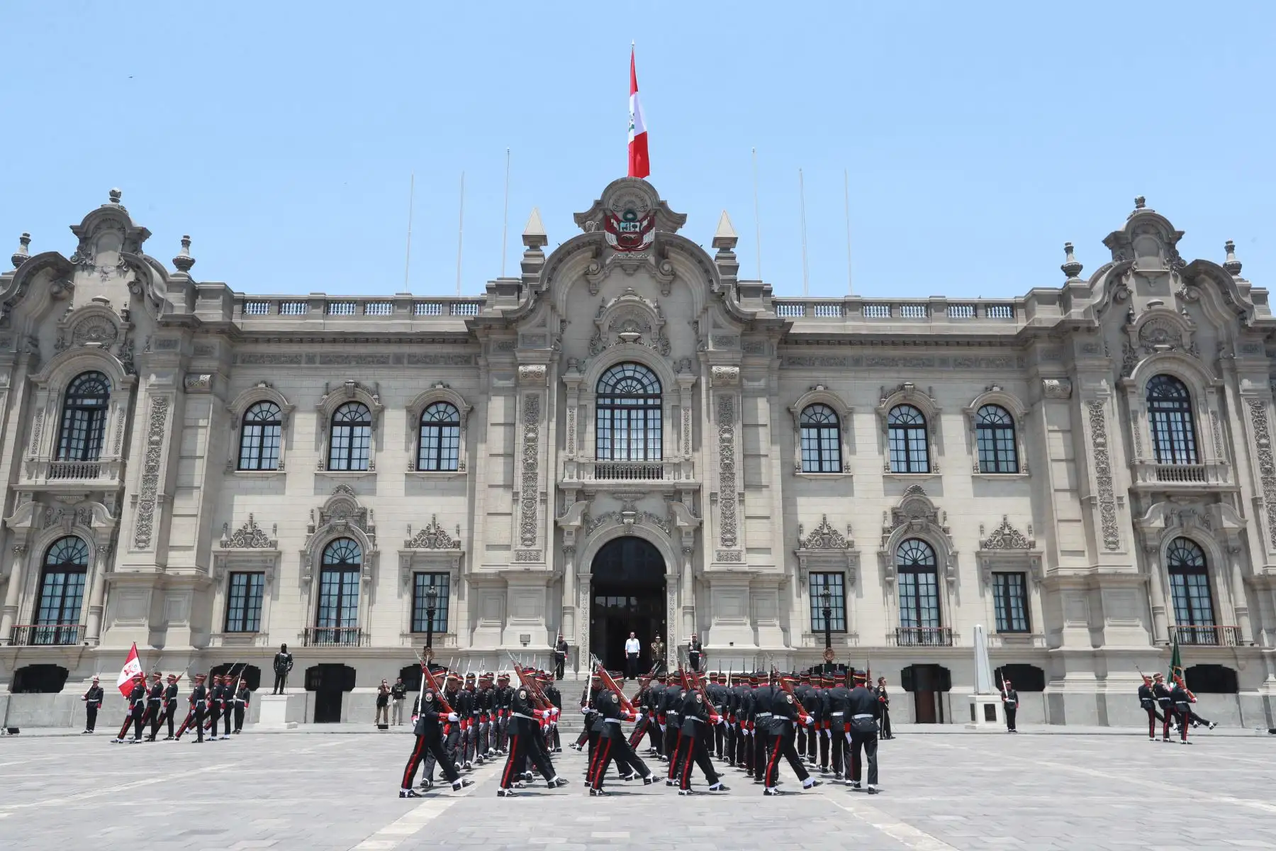 Tradicional cambio de guardia en el Patio de Honor del Palacio de Gobierno. 
En esta ocasión estuvo a cargo de la Policía Nacional del Perú. 
Foto : ANDINA / Lino Chipana Obregón.